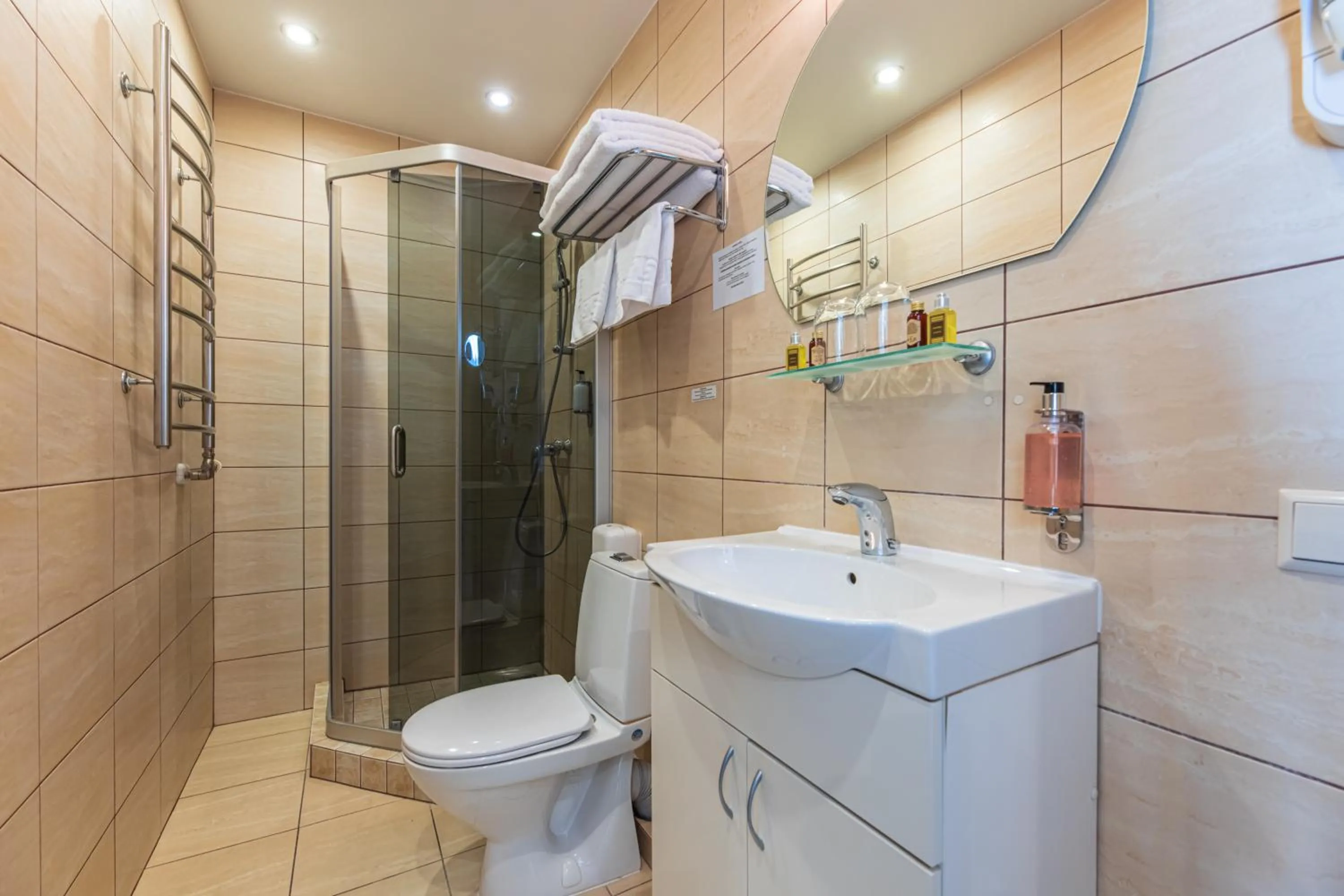 Bathroom in Senoji Hansa Hotel