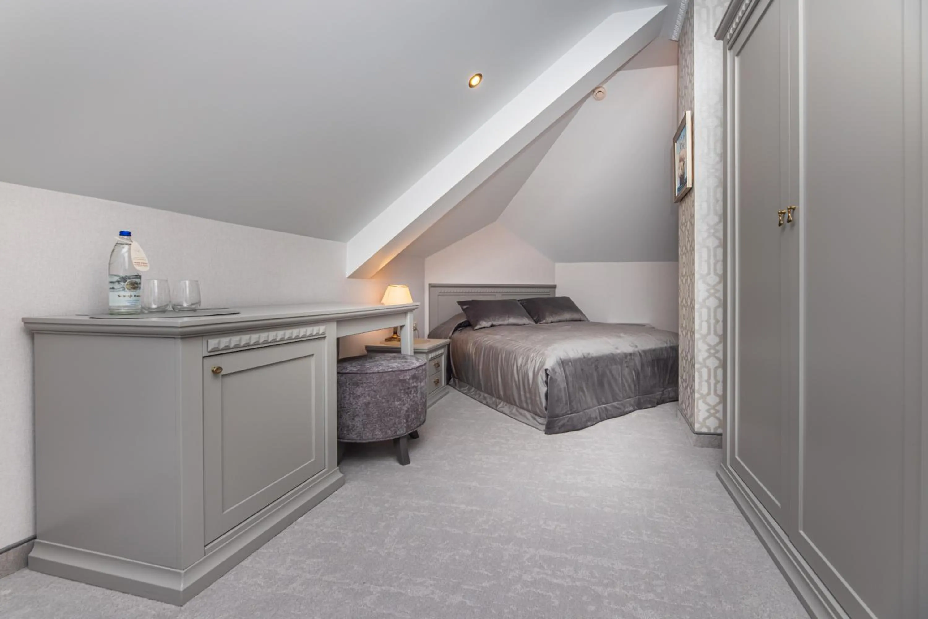 Bed in Senoji Hansa Hotel