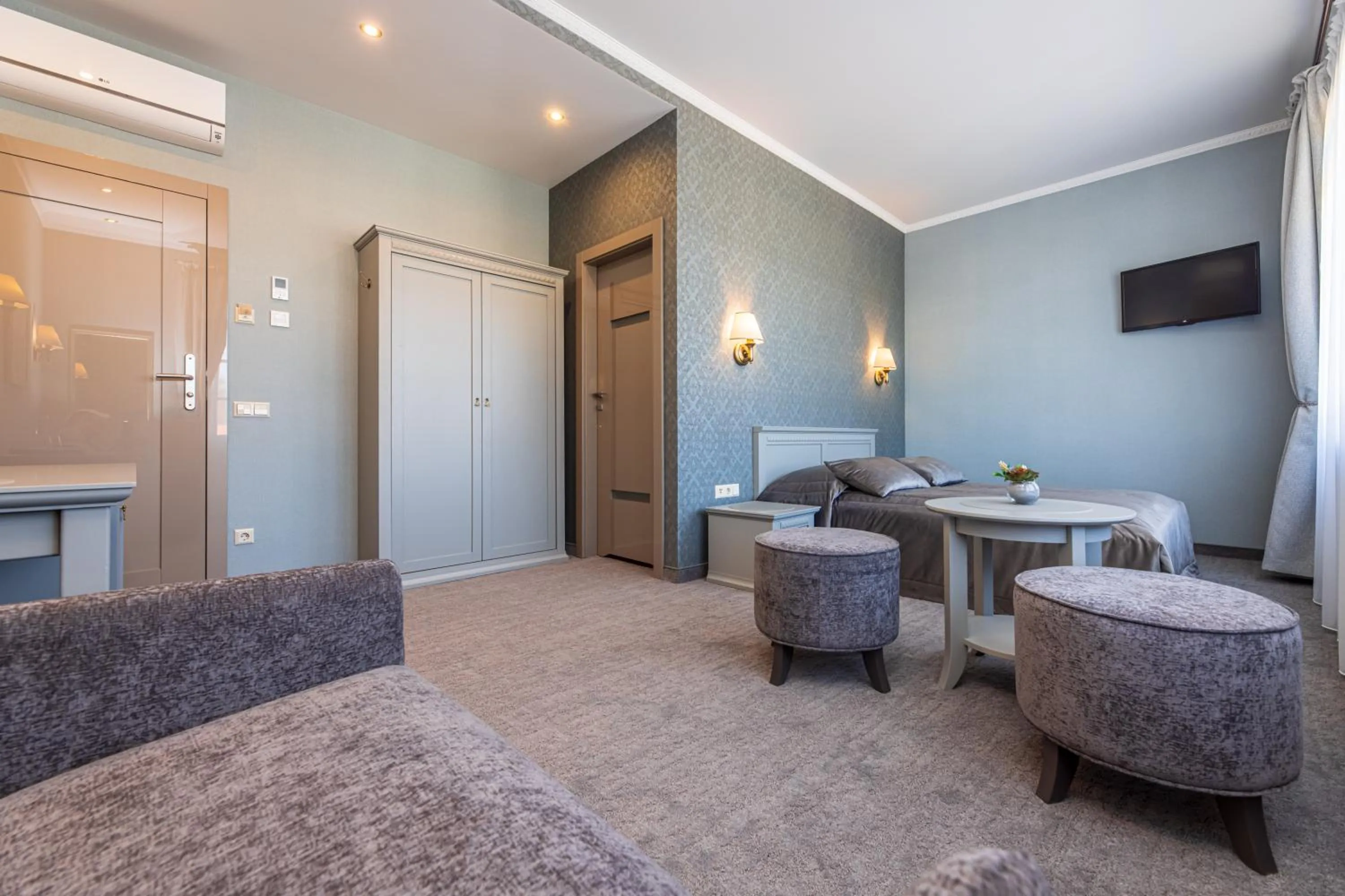 Seating area in Senoji Hansa Hotel