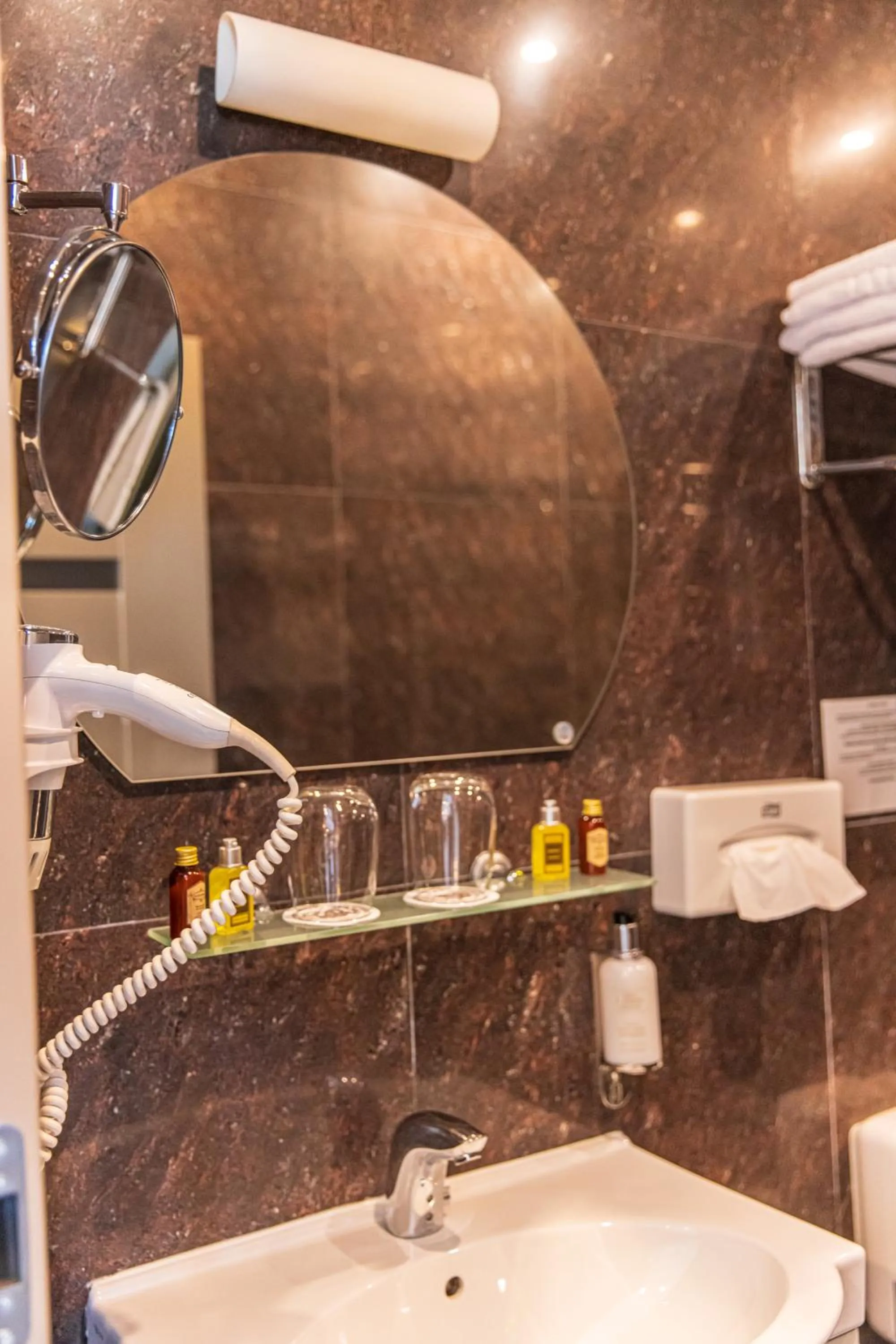 Bathroom in Senoji Hansa Hotel