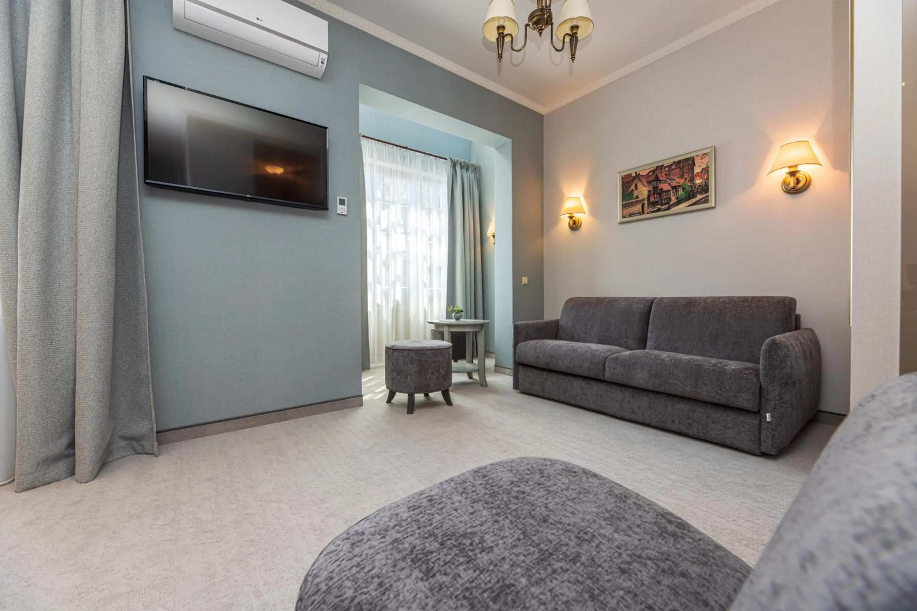 Seating area in Senoji Hansa Hotel