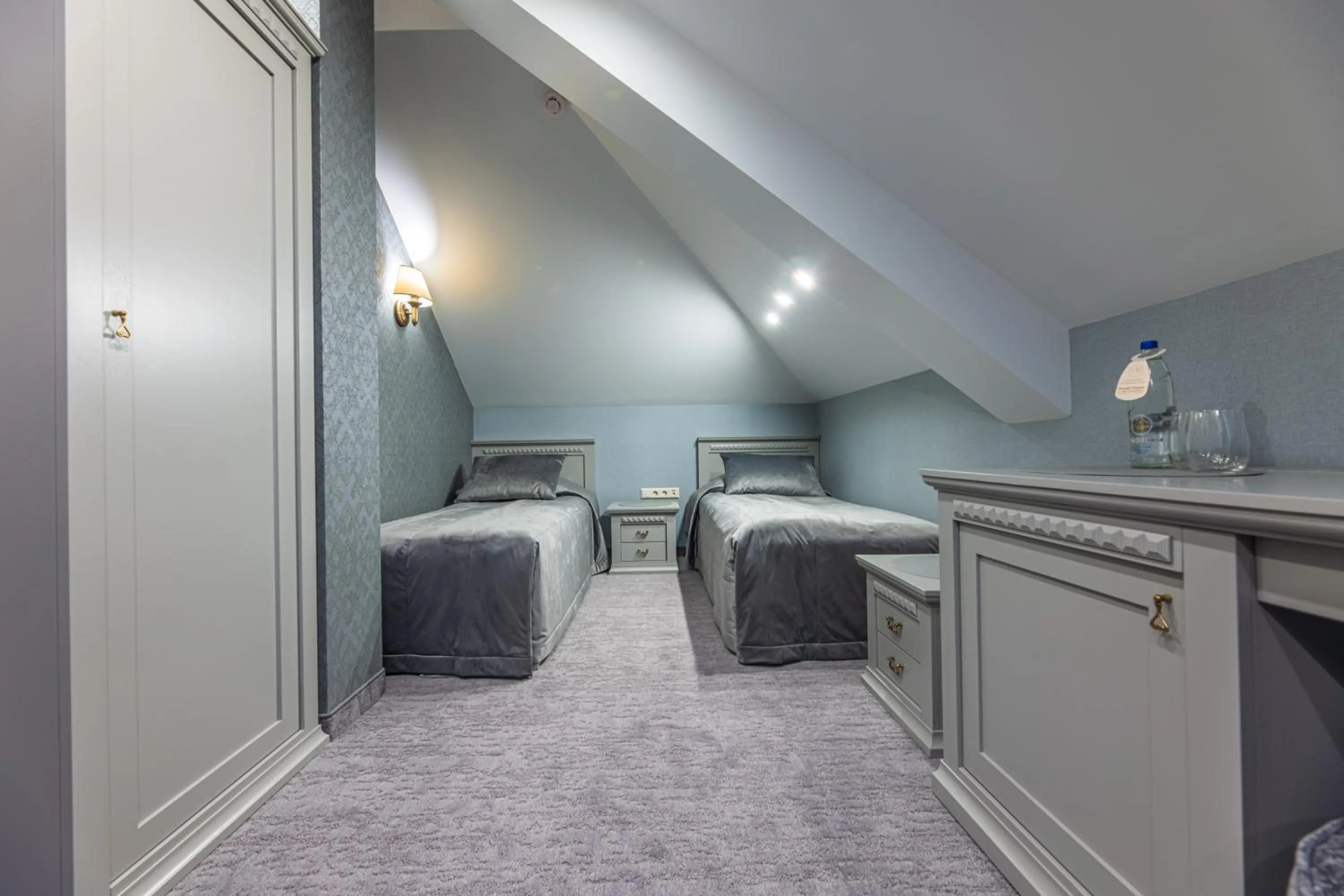 Bed in Senoji Hansa Hotel