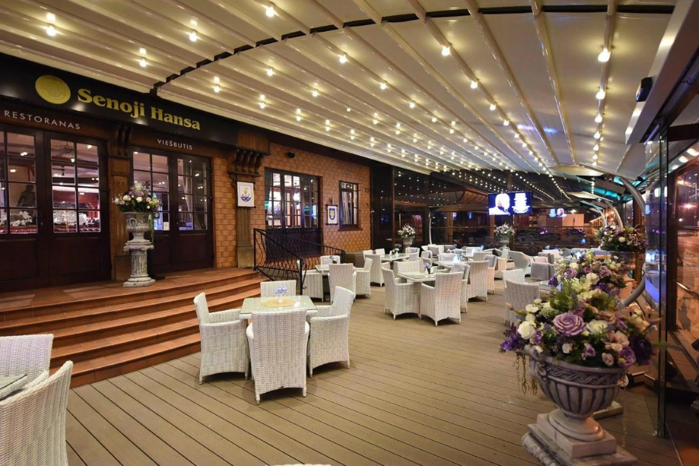 Restaurant/places to eat in Senoji Hansa Hotel