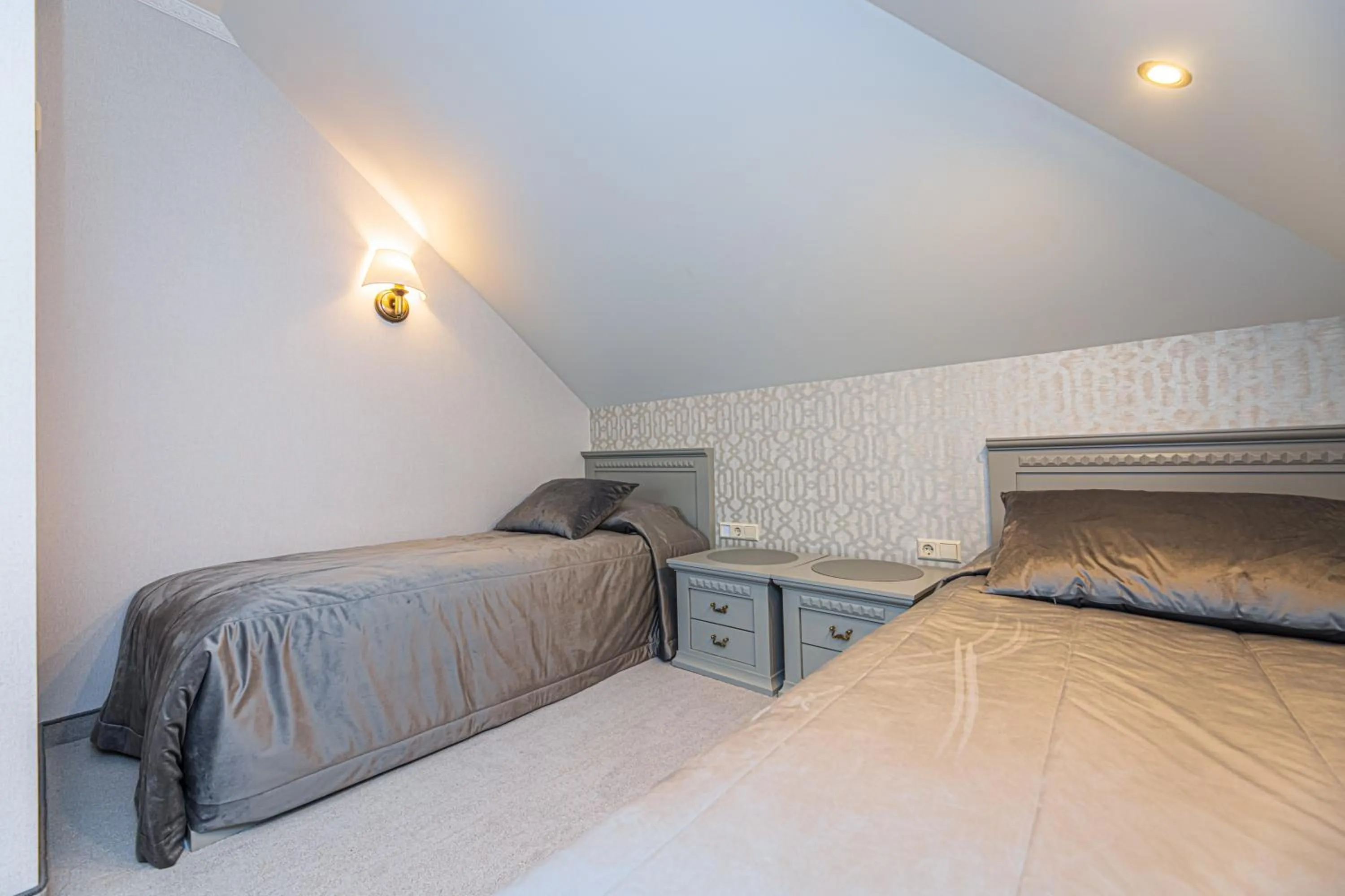 Bed in Senoji Hansa Hotel