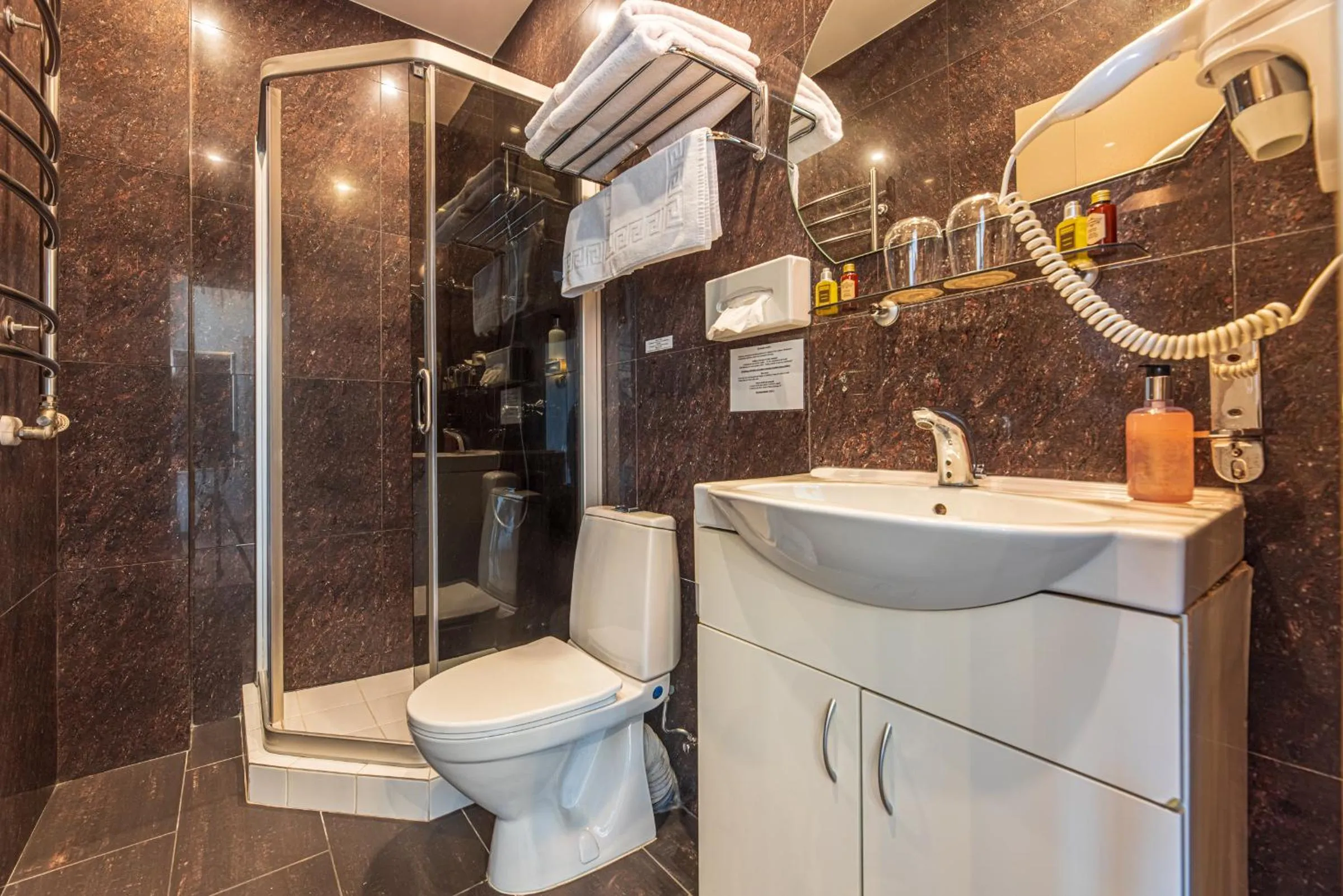 Bathroom in Senoji Hansa Hotel