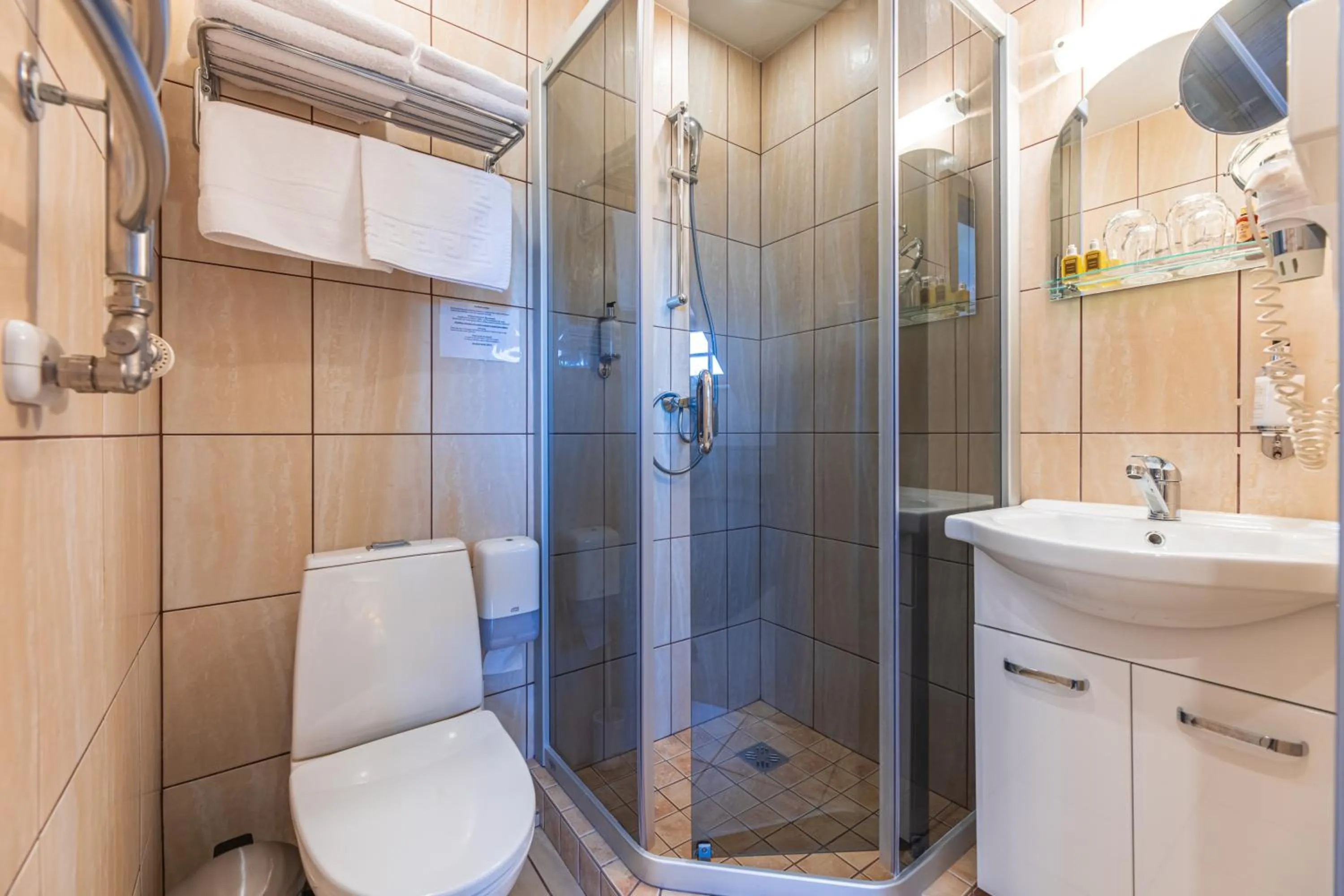 Bathroom in Senoji Hansa Hotel