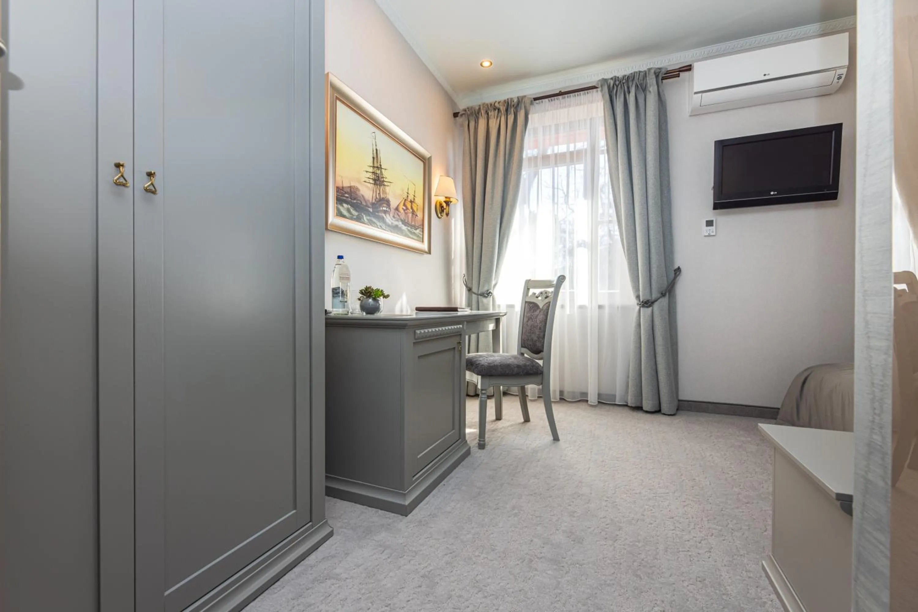 Seating area in Senoji Hansa Hotel