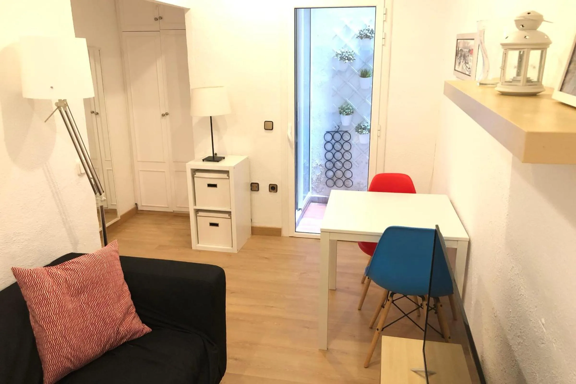 NEW! Cute apartment near metro