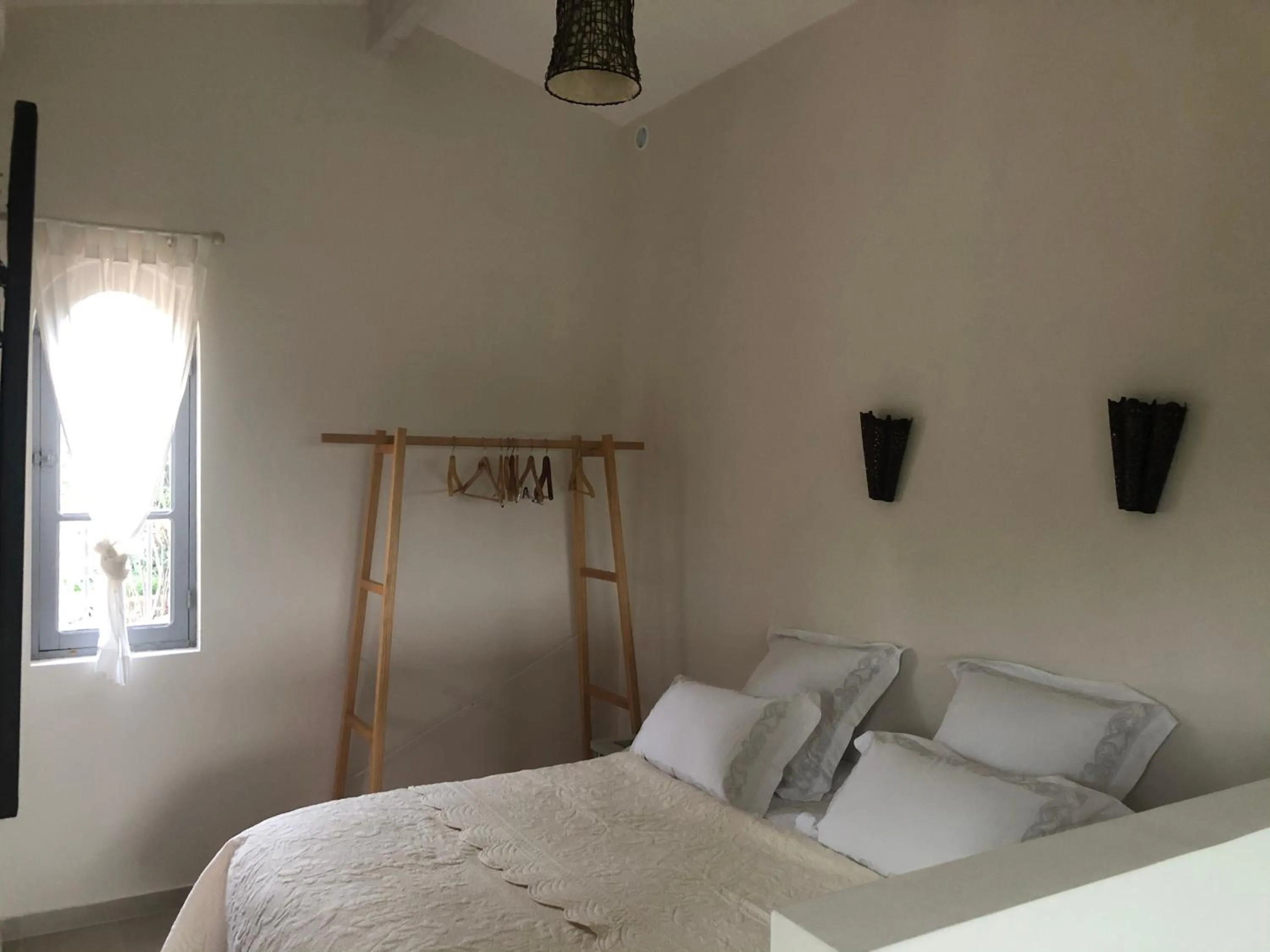 Bed in le Mas des Pignes -adults only