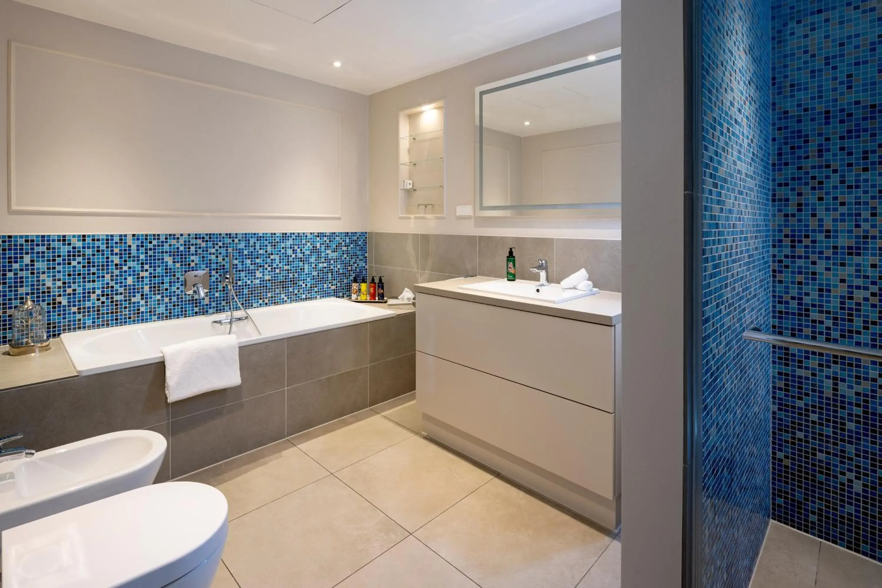 Bathroom in The Wellem, in The Unbound Collection by Hyatt Bathroom in The Wellem, in The Unbound Collection by Hyatt