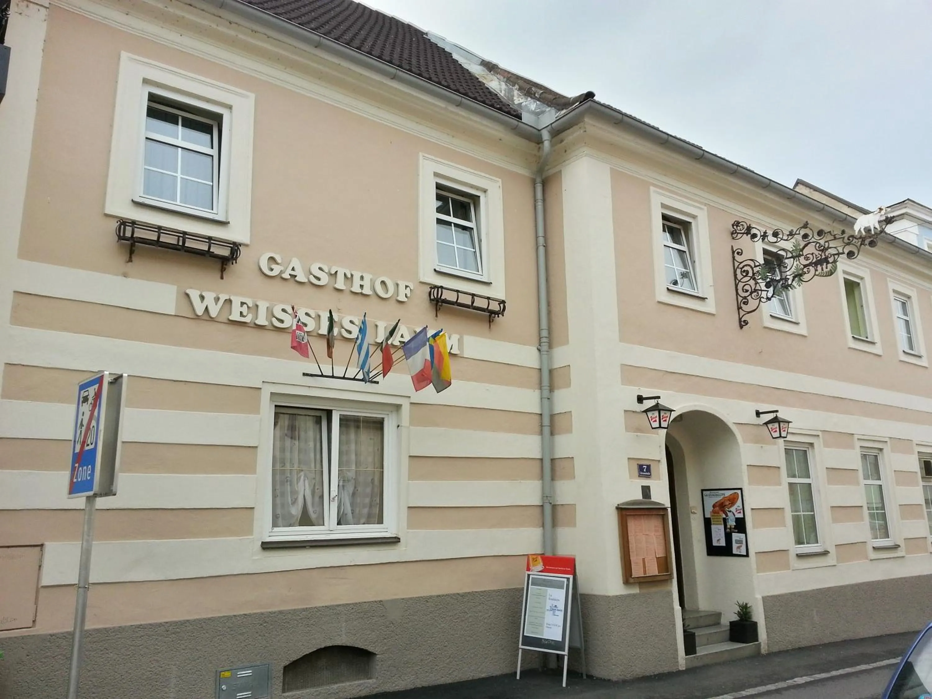 Facade/entrance in Pension Weisses Lamm