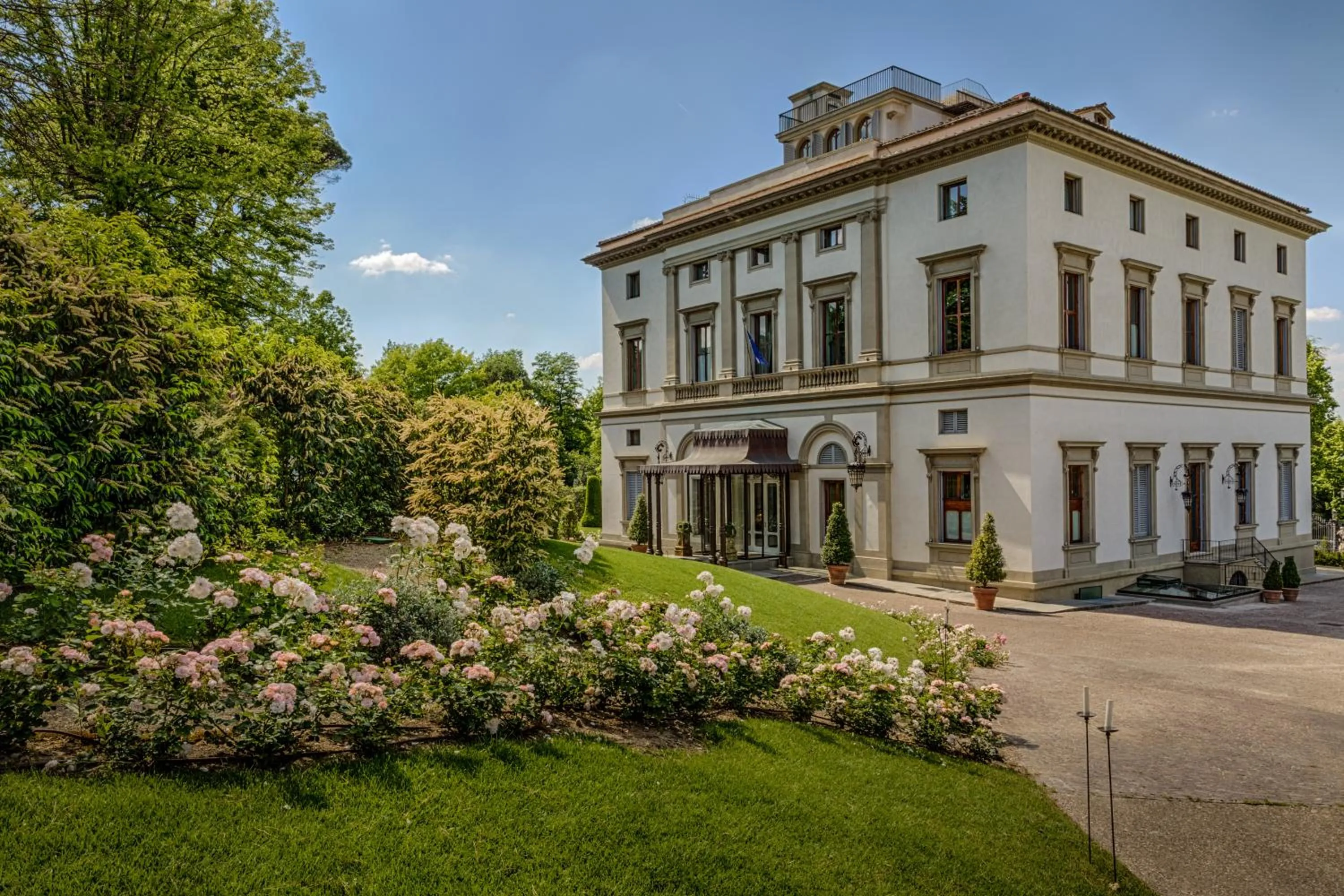Property building in Villa Cora