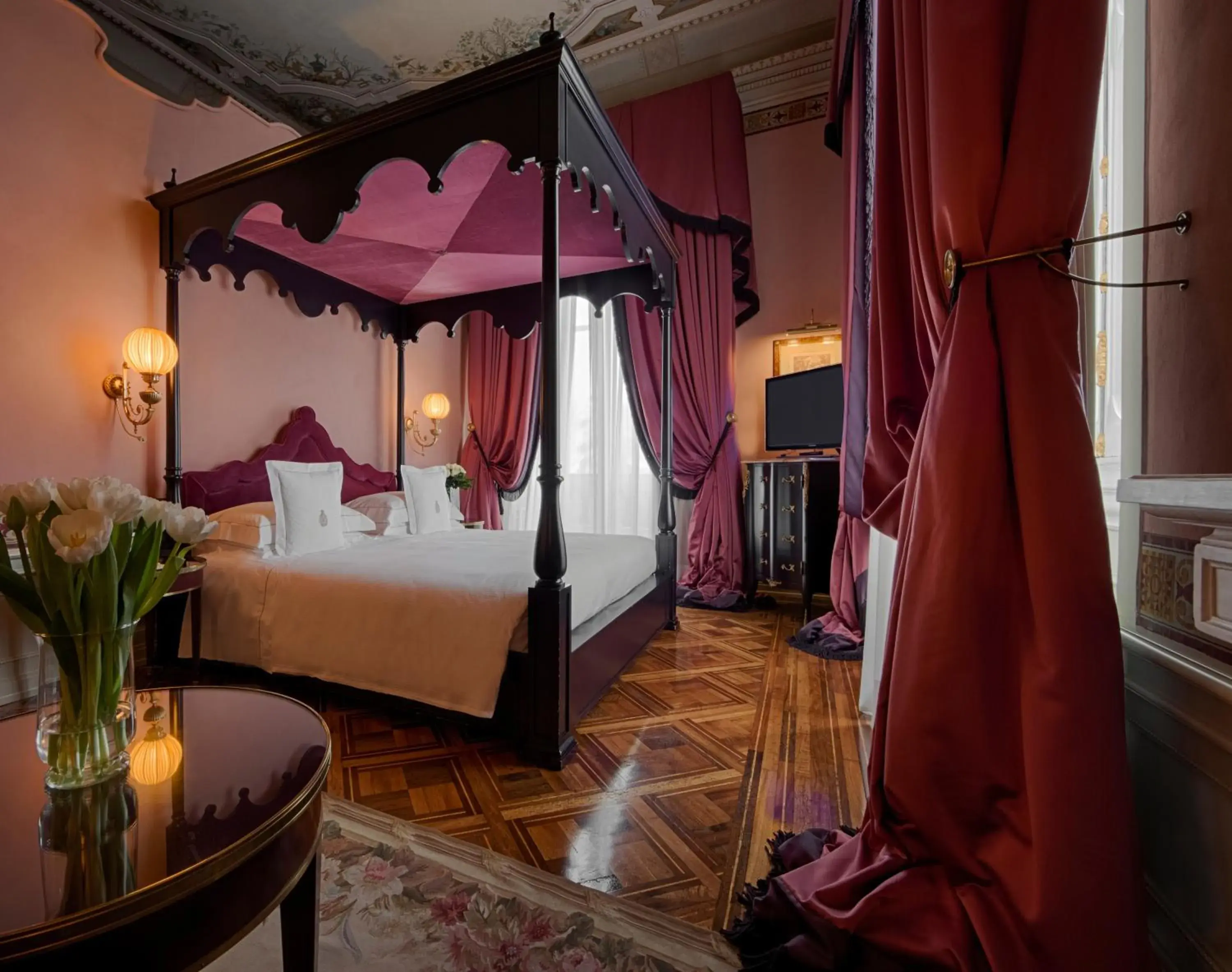 Photo of the whole room, Bed in Villa Cora Photo of the whole room, Bed in Villa Cora