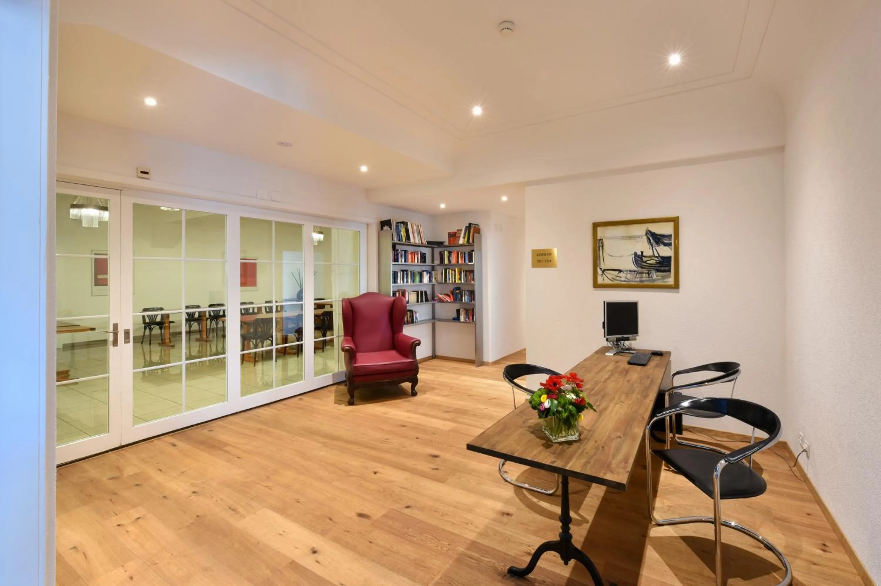 Communal lounge/ TV room in Hotel National Bern