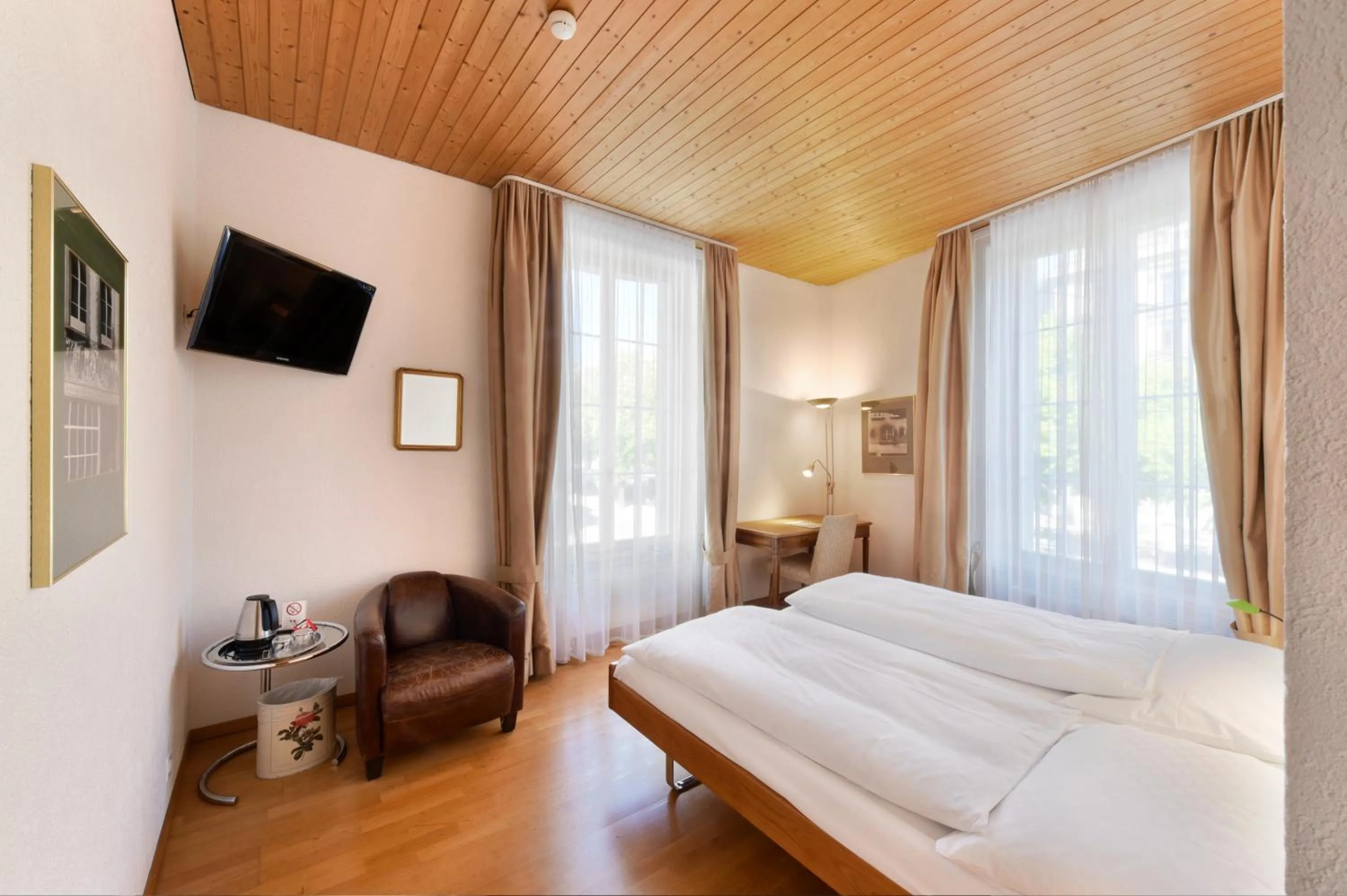 Photo of the whole room, Bed in Hotel National Bern