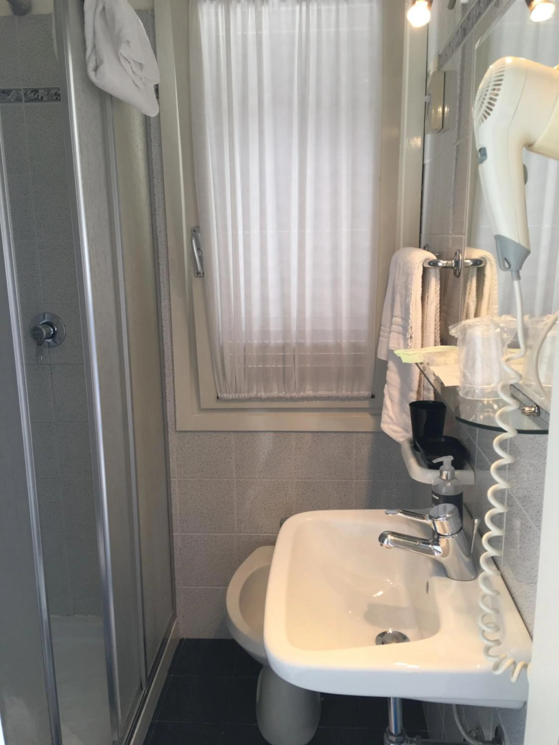 Shower in Belvedere Hotel & Villa