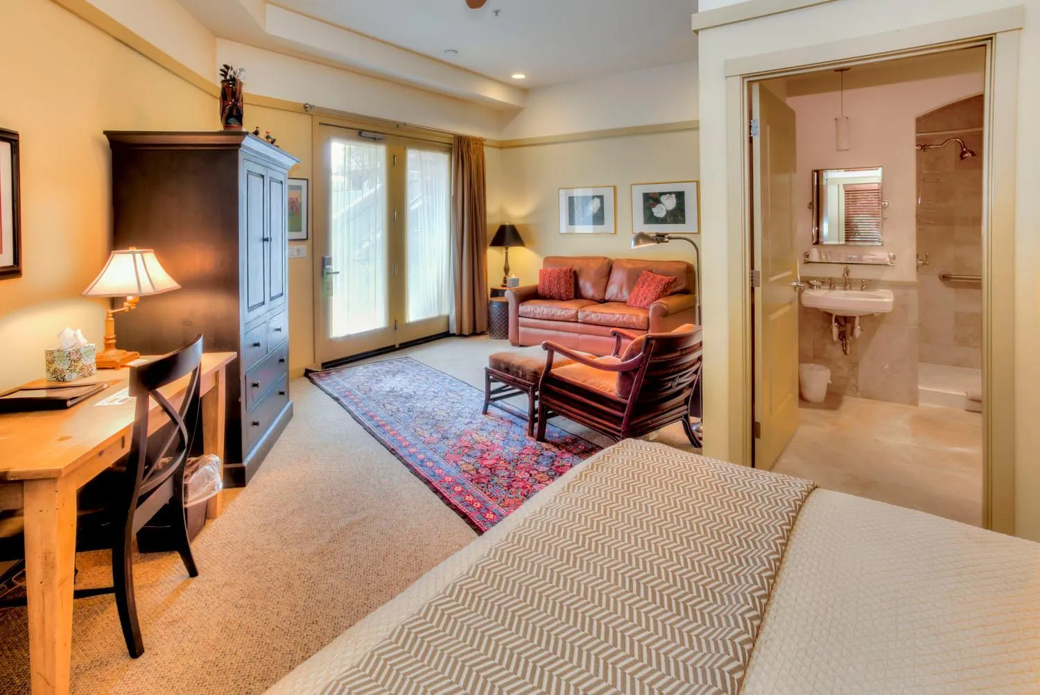 Queen Studio - Disability Access in The Eagle Harbor Inn
