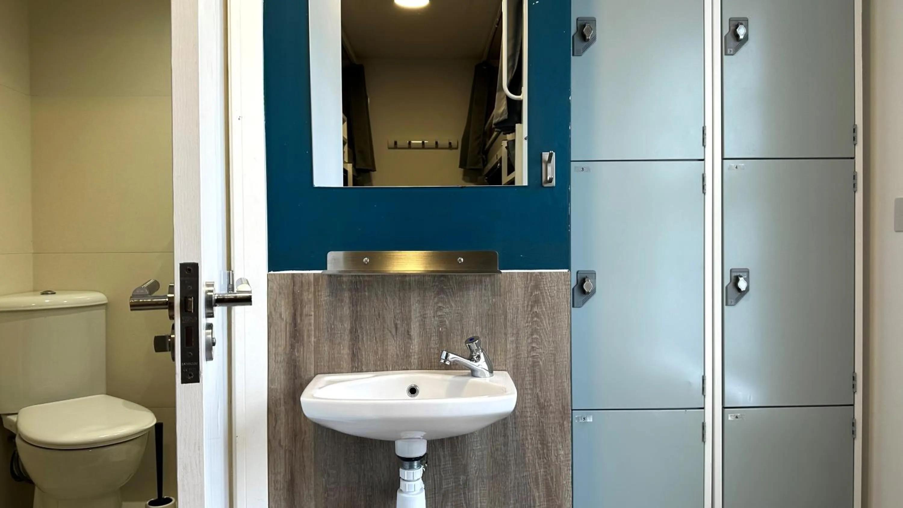 Shower in Smart Camden Inn