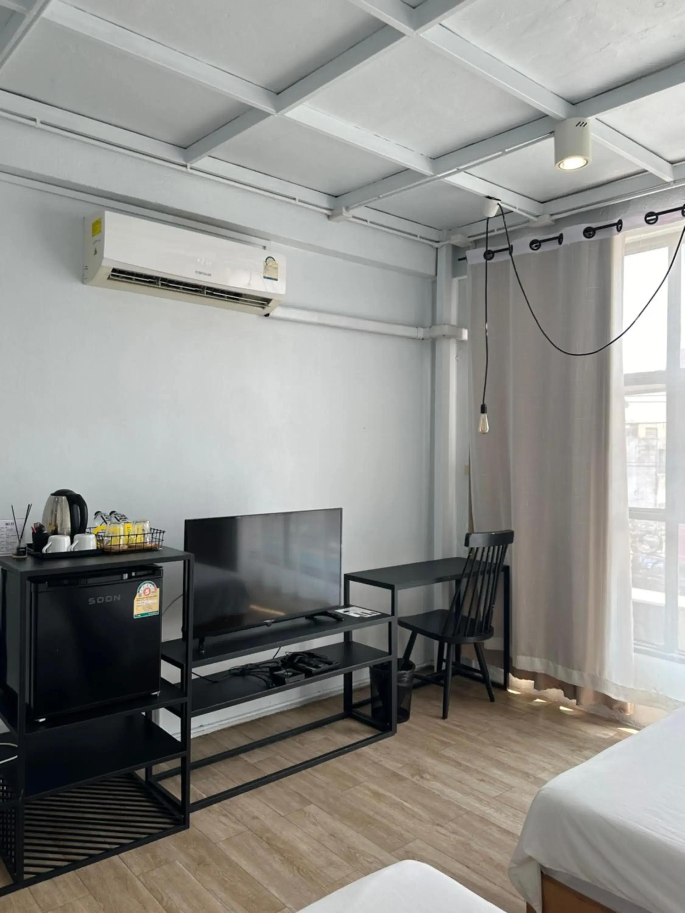 TV and multimedia, Bed in Beige Poshtels + Netflix TV and multimedia, Bed in Beige Poshtels + Netflix