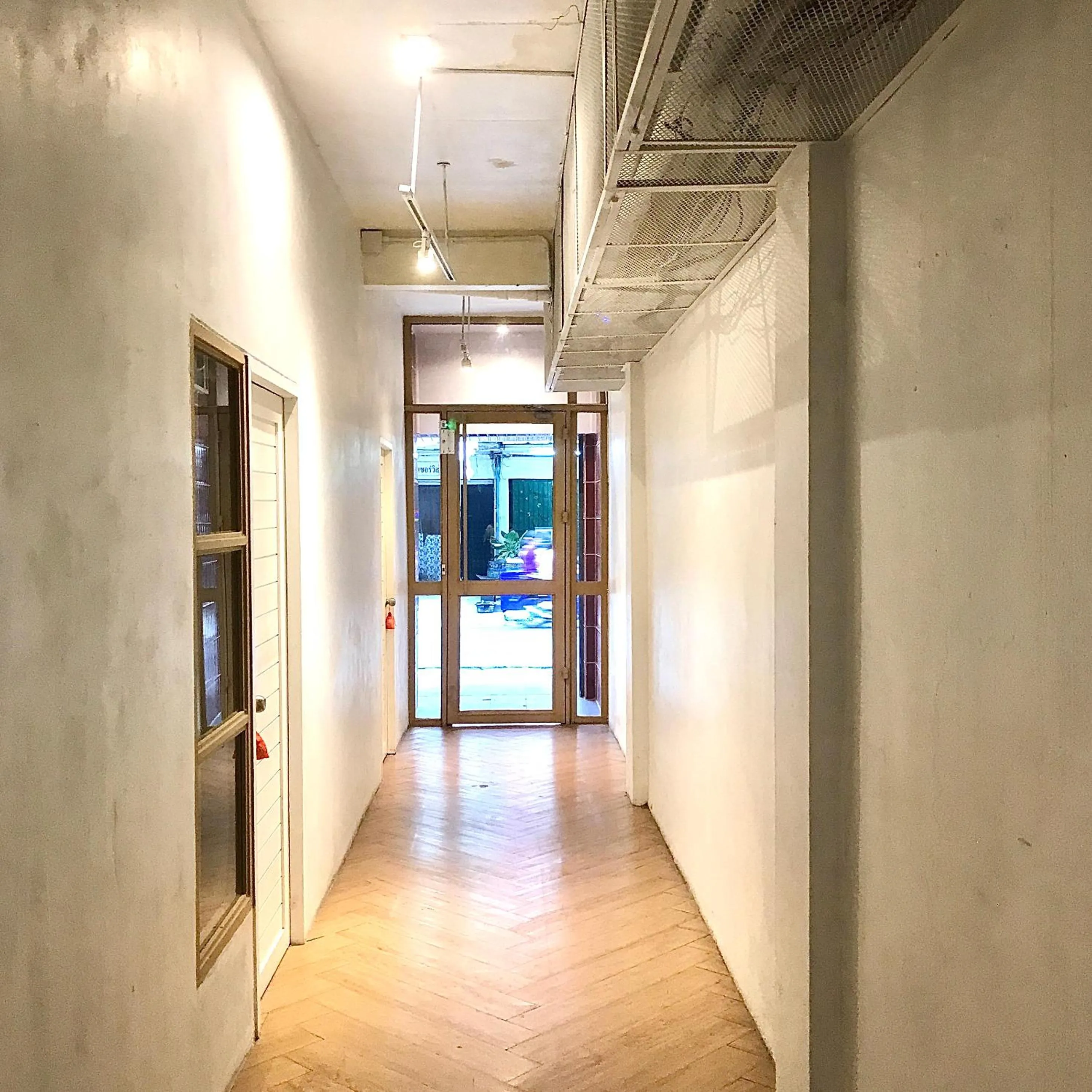 Facade/entrance in Beige Poshtels + Netflix