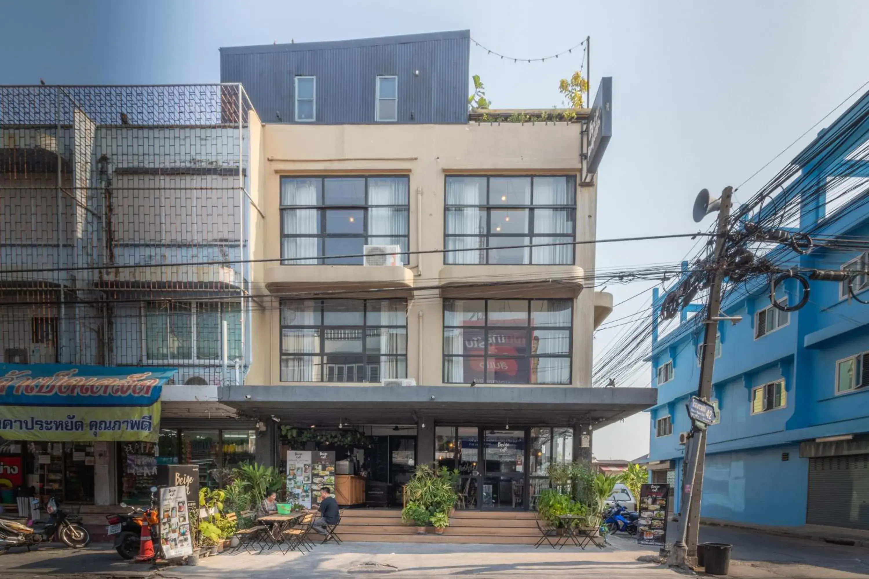 Property building in Beige Poshtels + Netflix Property building in Beige Poshtels + Netflix