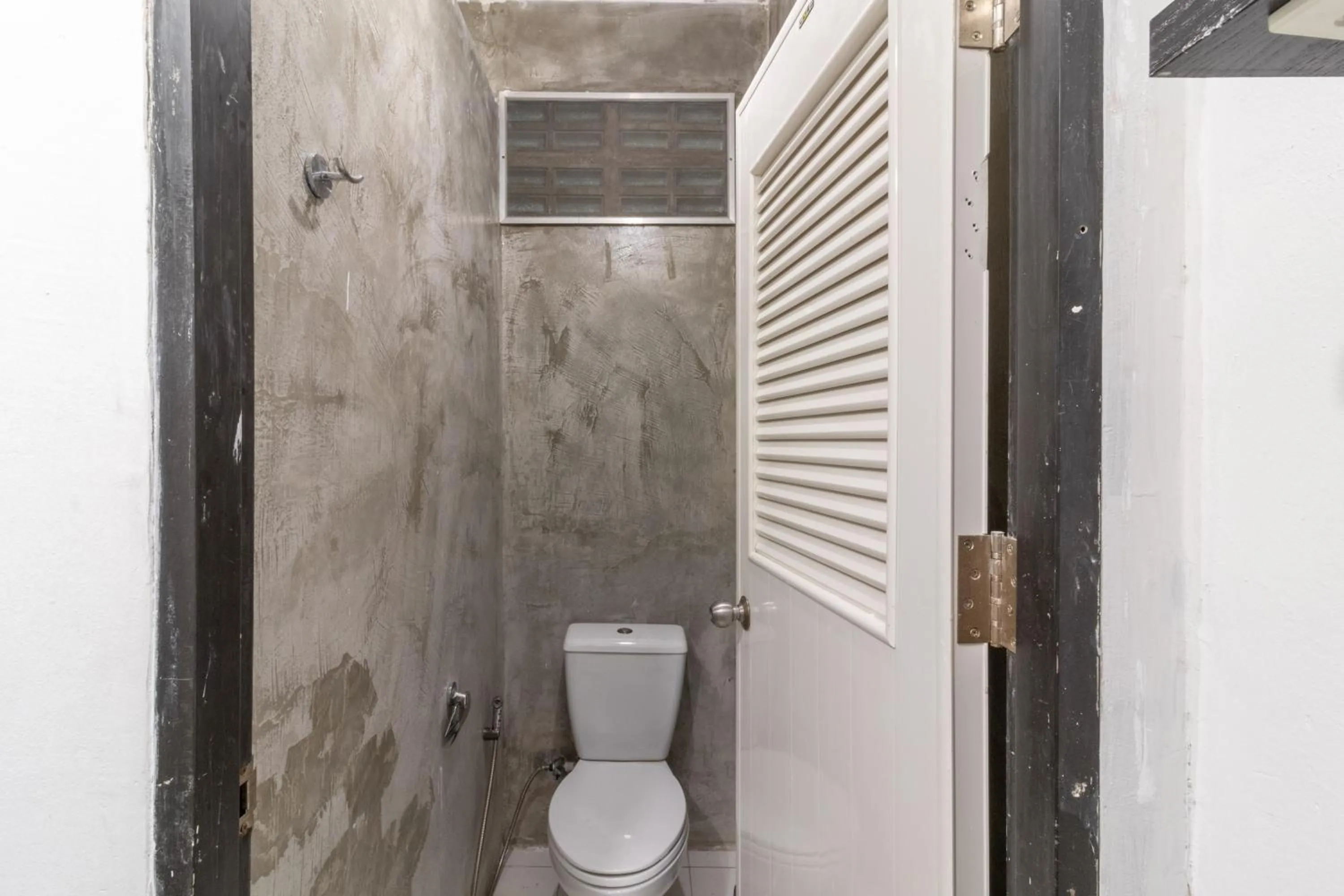 Bathroom in Beige Poshtels + Netflix