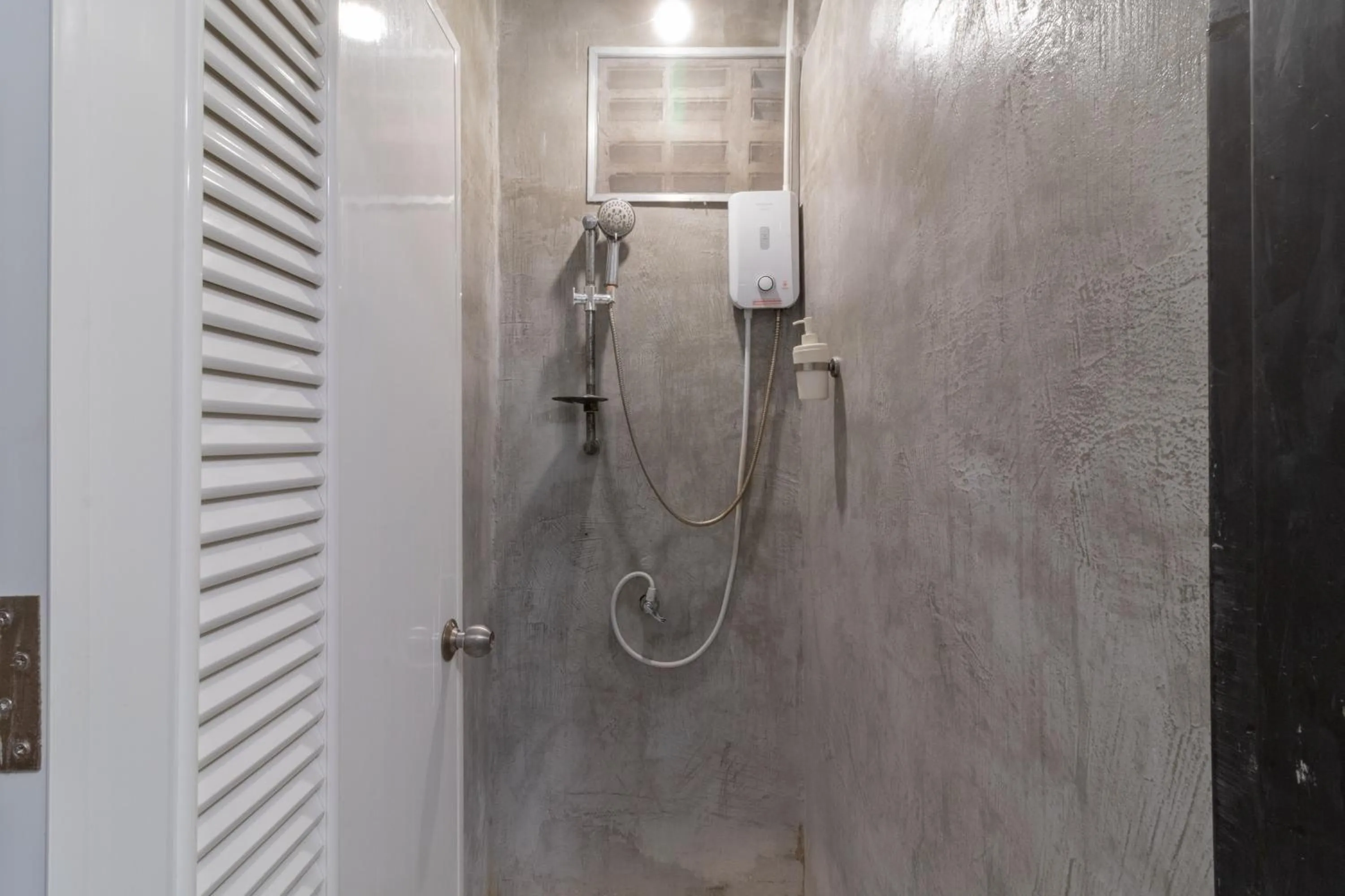 Bathroom in Beige Poshtels + Netflix