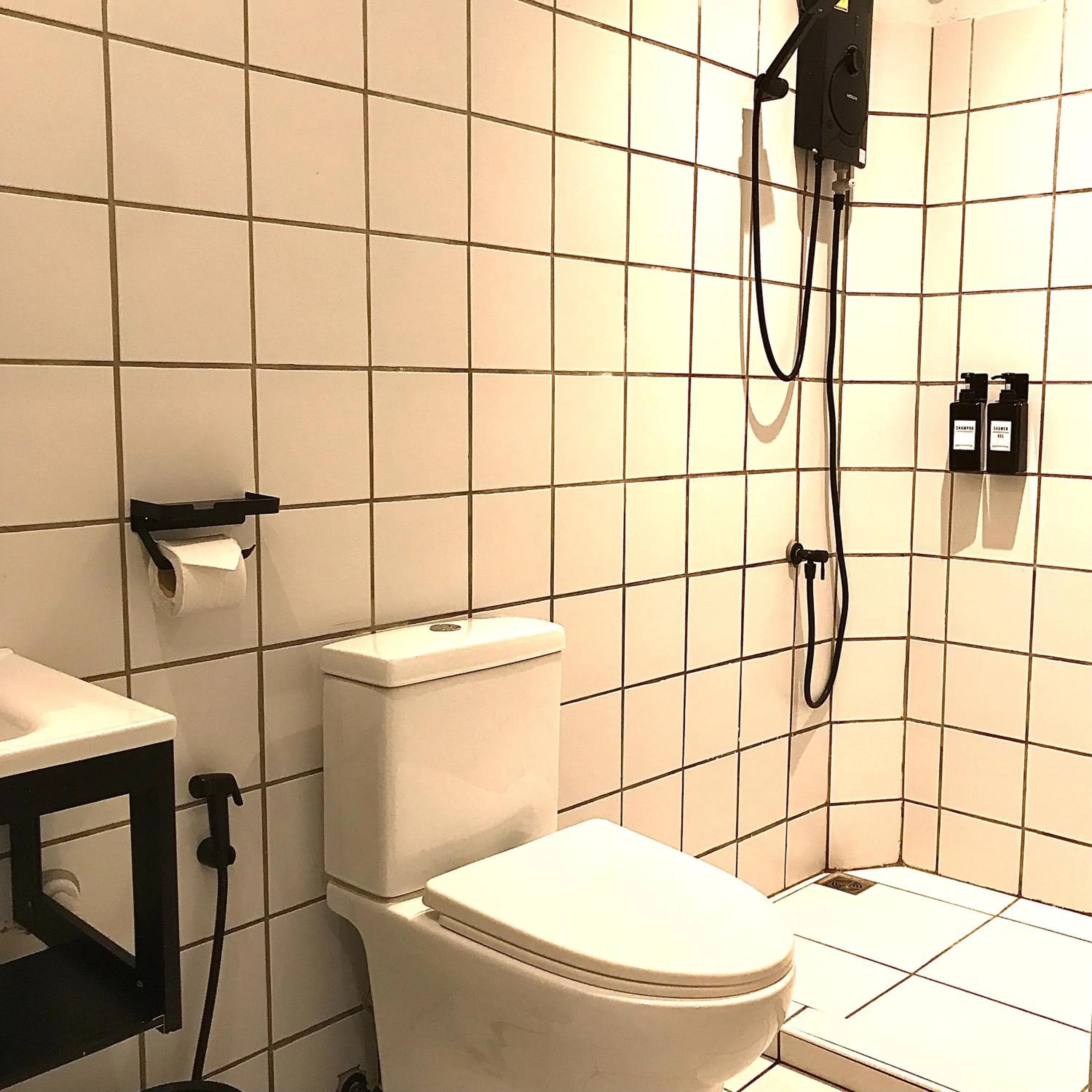 Bathroom in Beige Poshtels + Netflix