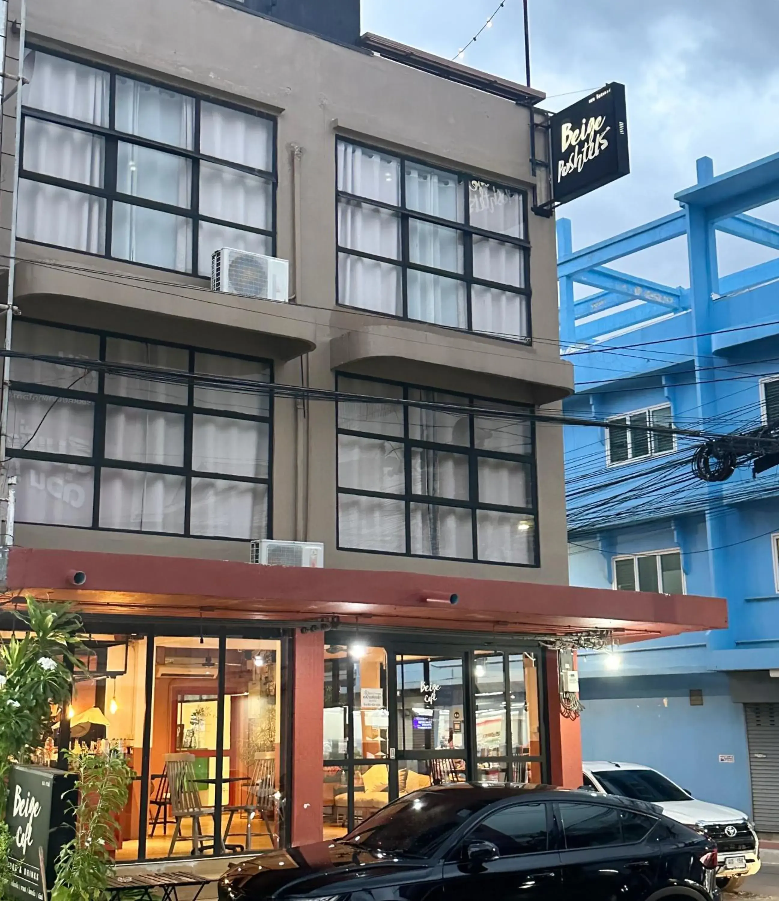 Property building in Beige Poshtels + Netflix Property building in Beige Poshtels + Netflix