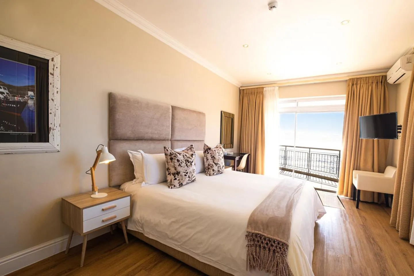 Photo of the whole room, Bed in 3 On Camps Bay