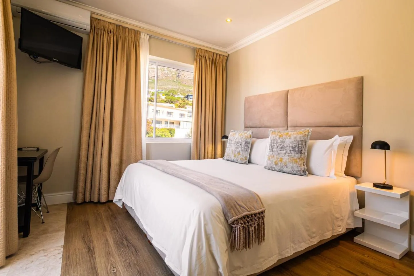Photo of the whole room, Bed in 3 On Camps Bay