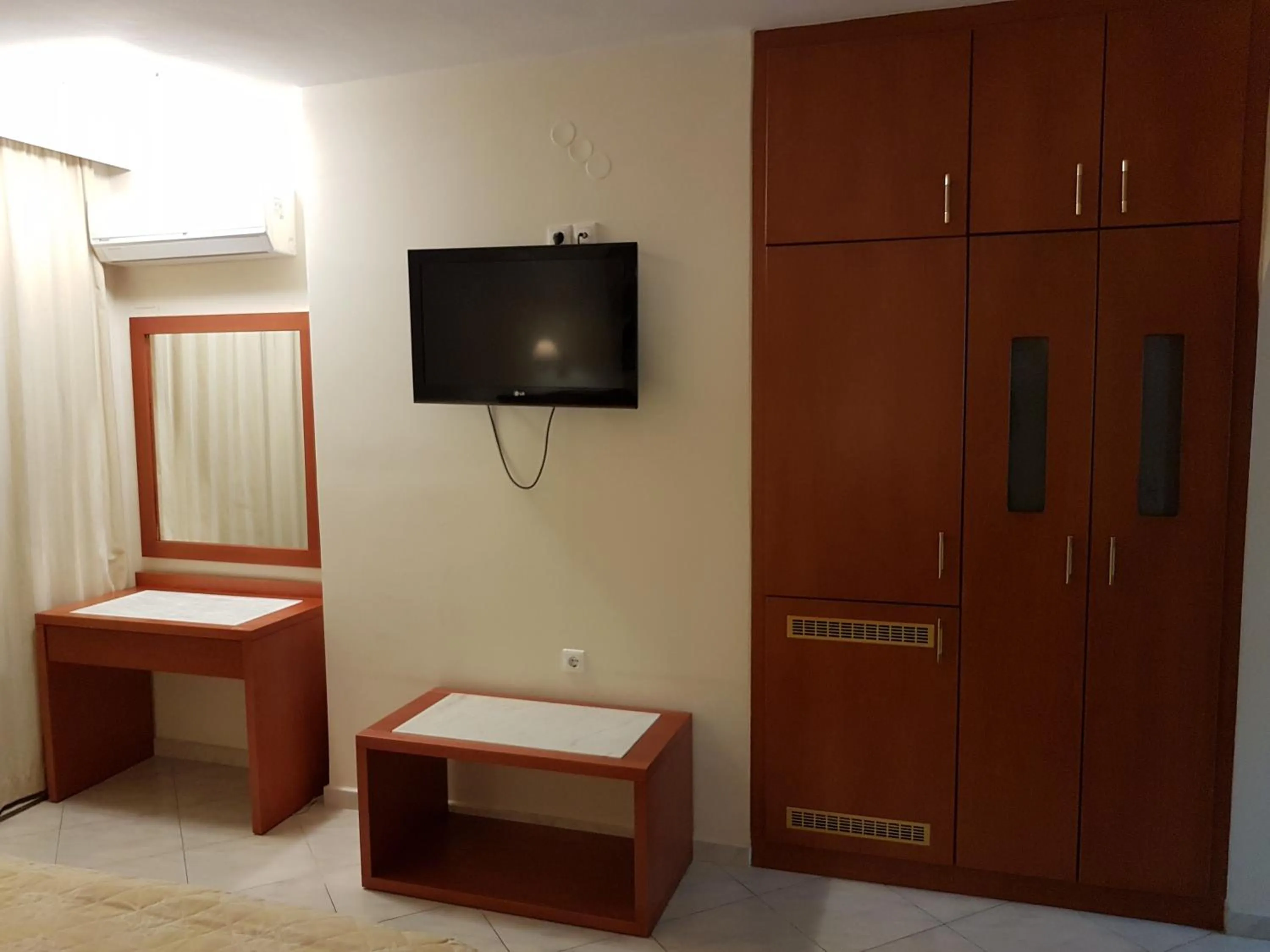 Photo of the whole room in Liberty Hotel