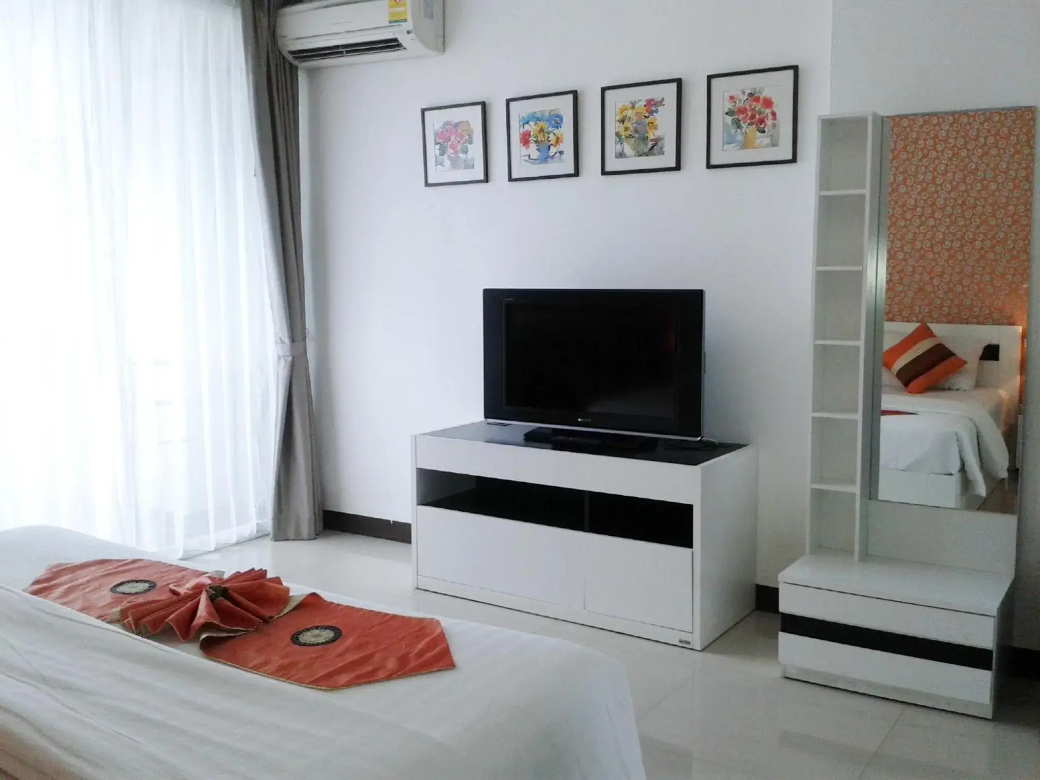 Day, TV/Entertainment Center in Grand Residence Jomtien