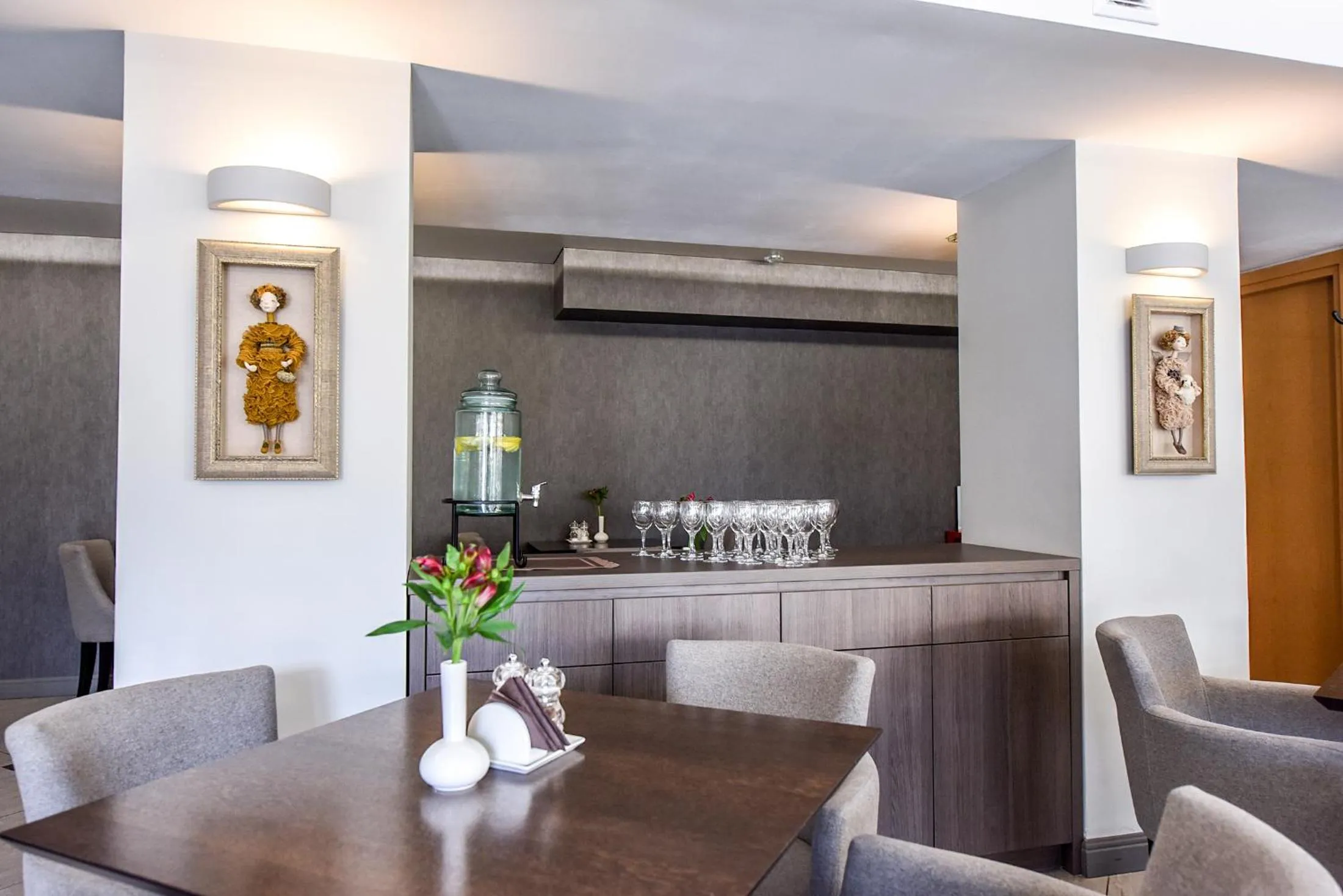 Restaurant/places to eat in Muza Hotel