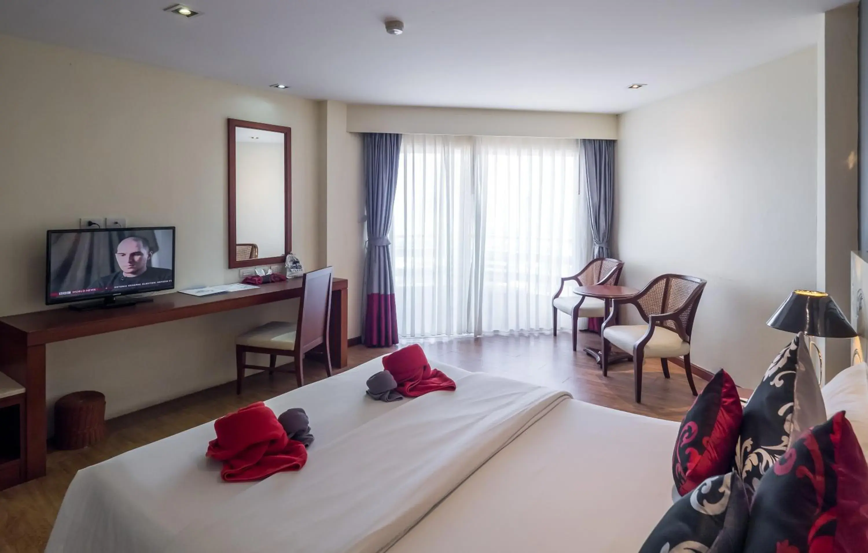 Superior Double or Twin Room with Side Seaview in Grand Jomtien Palace Hotel - SHA Extra Plus Superior Double or Twin Room with Side Seaview in Grand Jomtien Palace Hotel - SHA Extra Plus