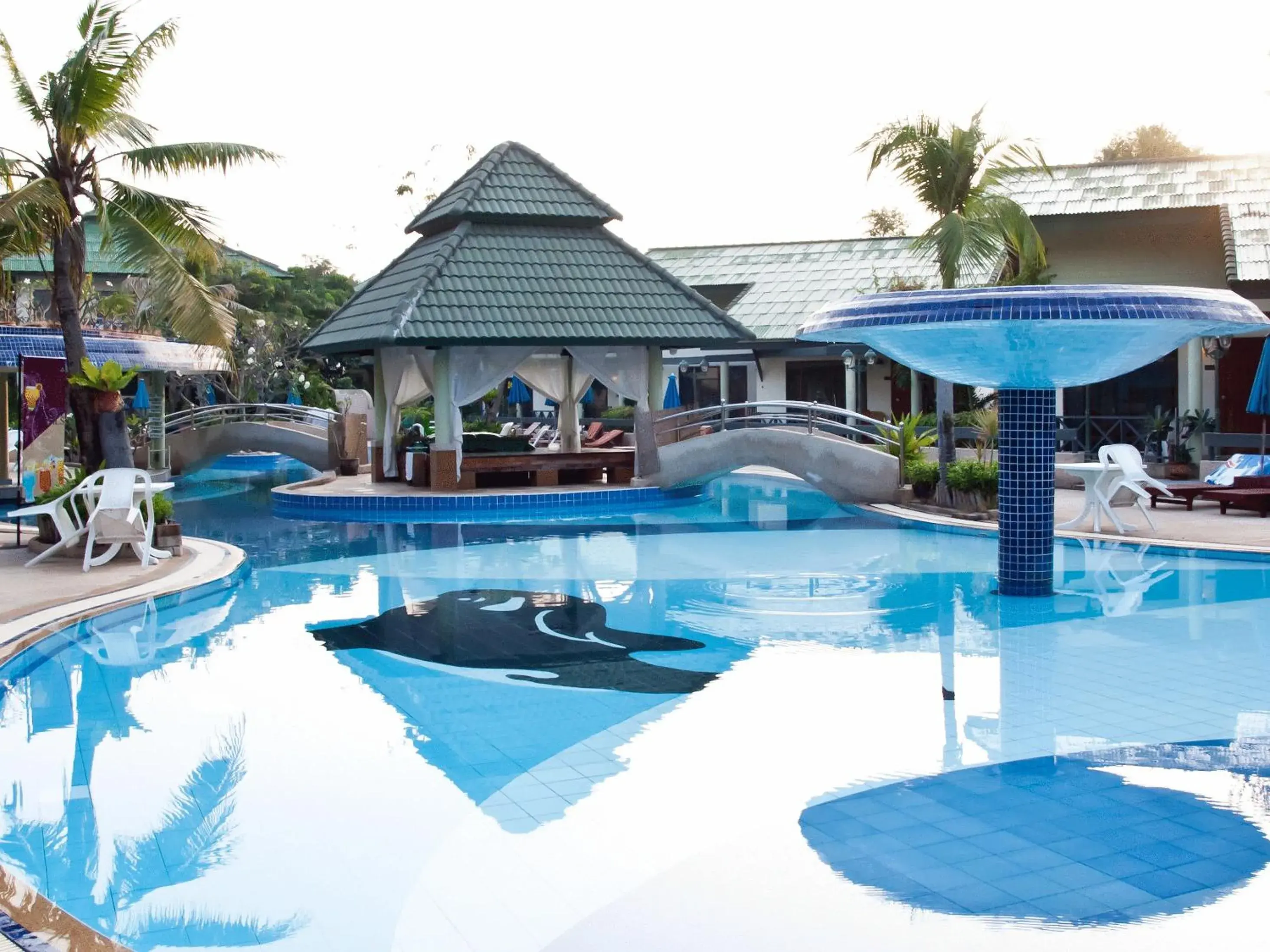 Swimming pool in Grand Jomtien Palace Hotel - SHA Extra Plus Swimming pool in Grand Jomtien Palace Hotel - SHA Extra Plus