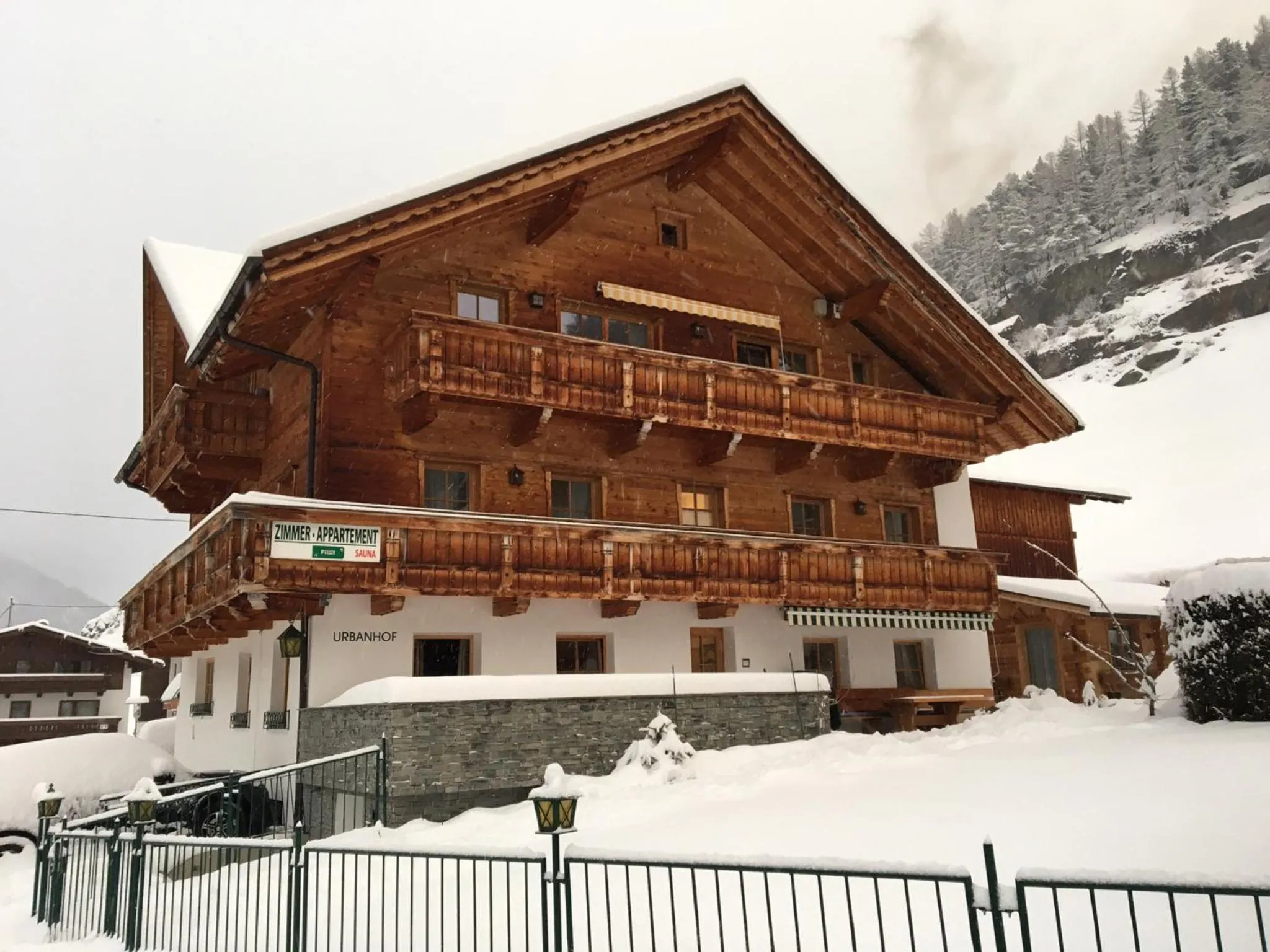 Property building in Urbanhof