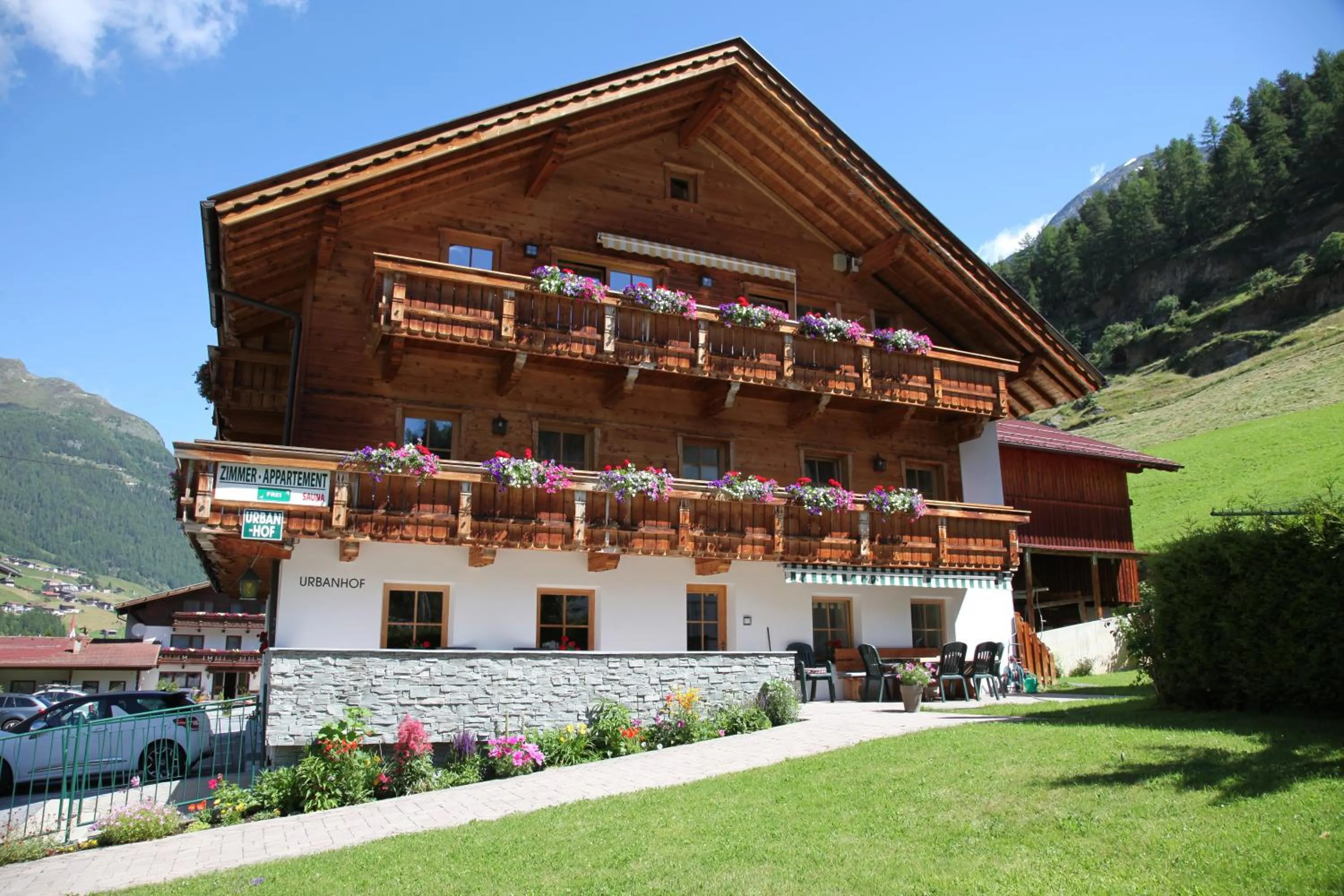 Property building in Urbanhof