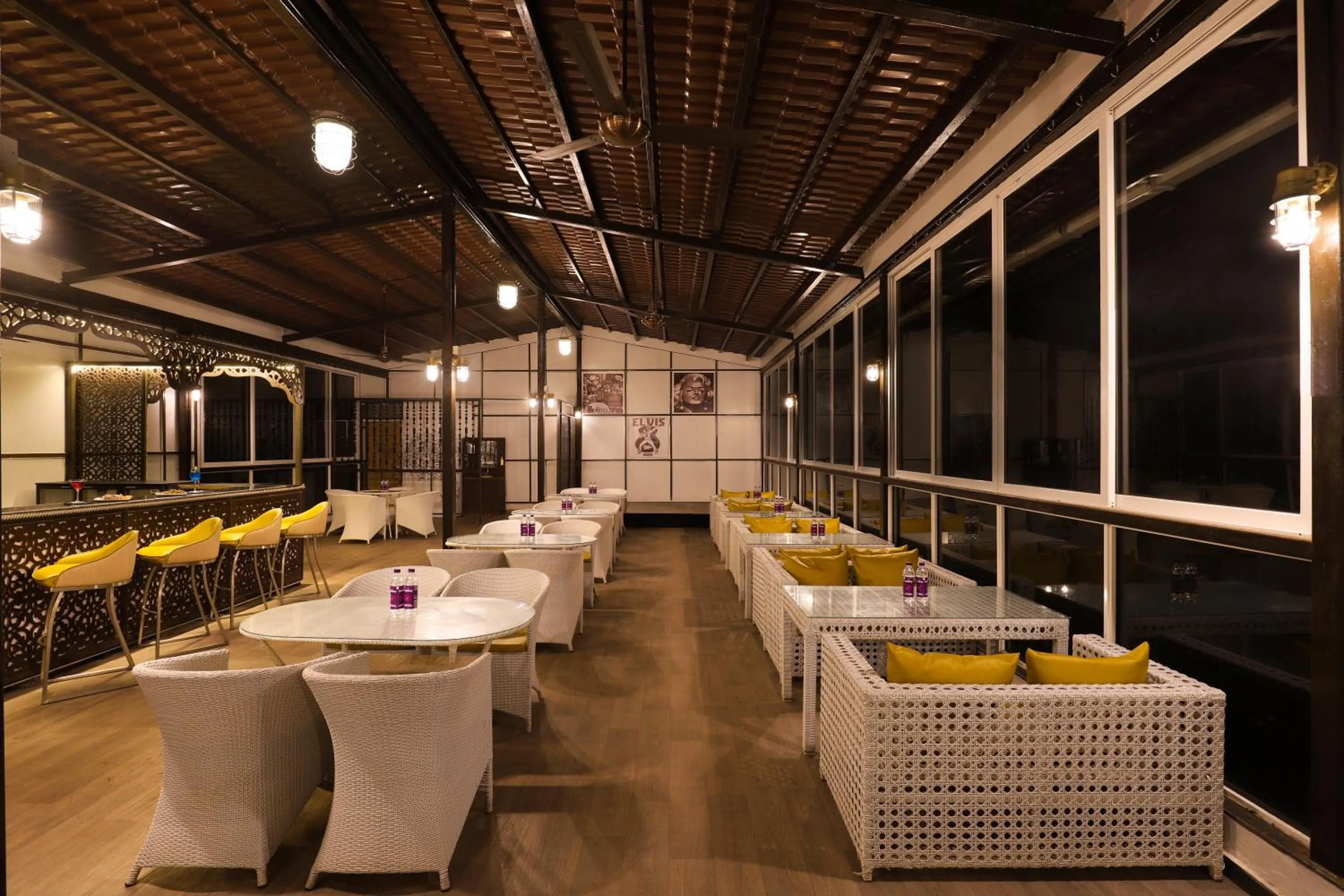 Lounge or bar in Lemon Tree Hotel, Dapoli
