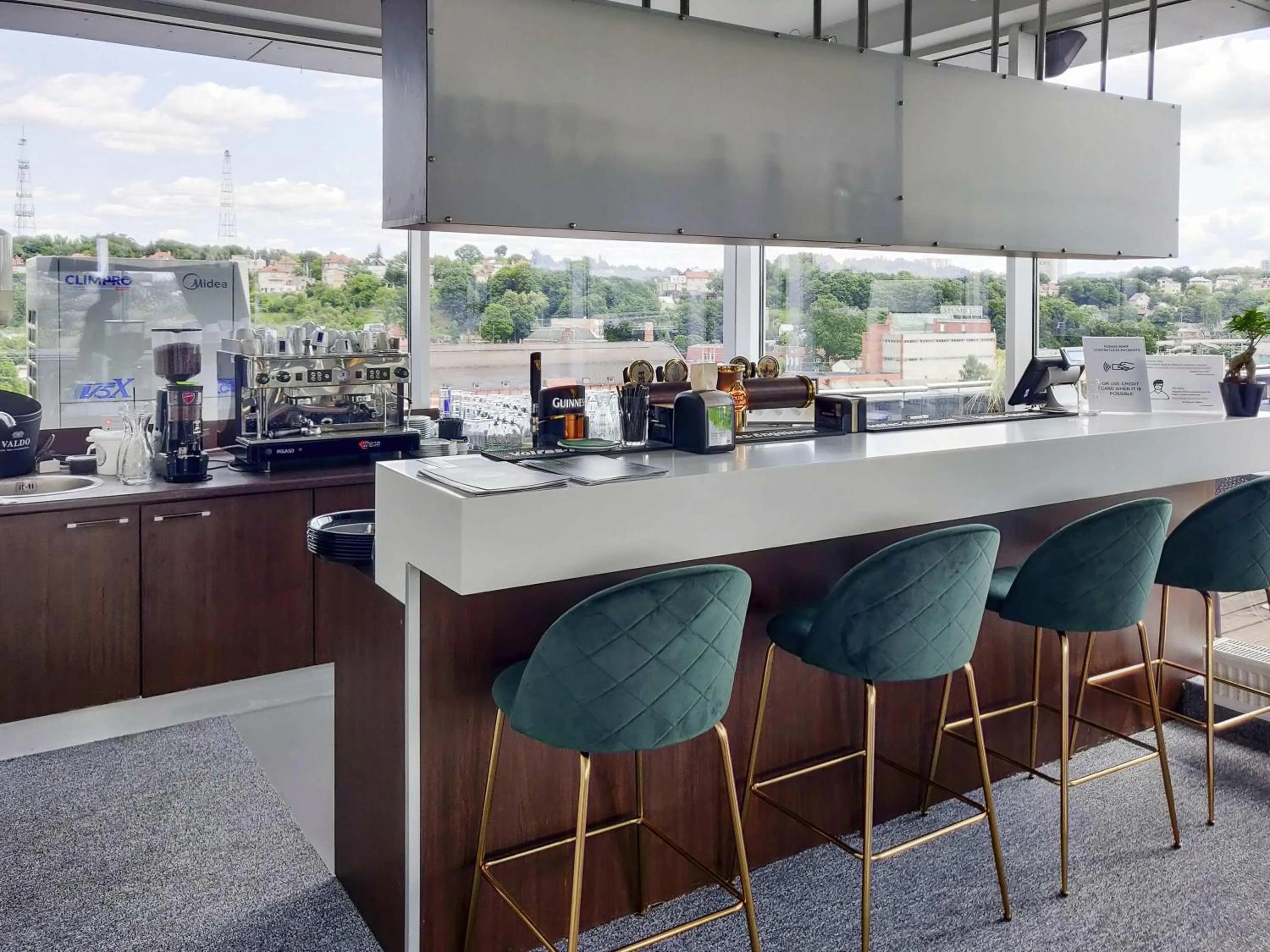 Lounge or bar in IBIS Styles Kaunas Centre