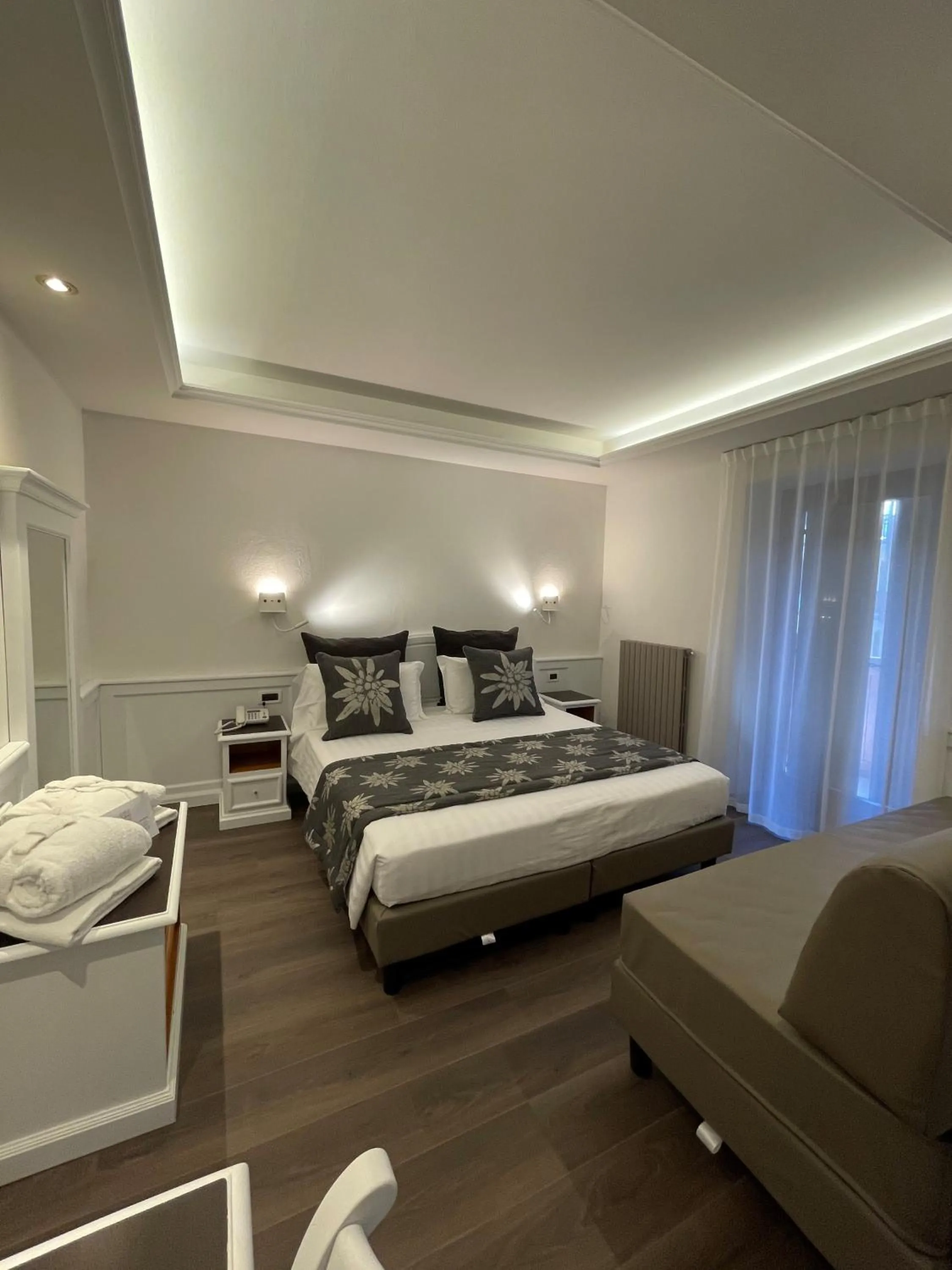 Bedroom, Bed in Hotel Isolabella Wellness