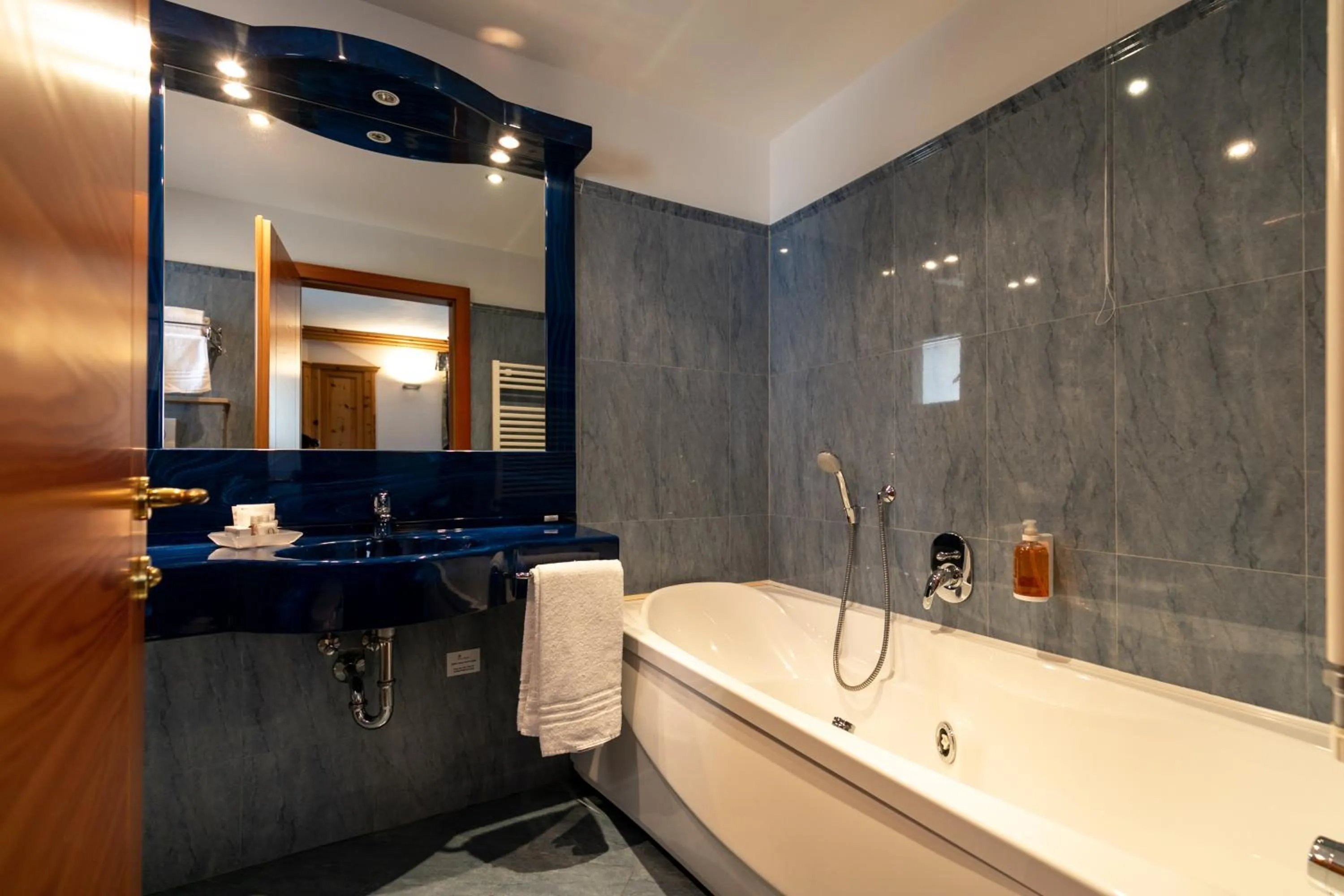 Hot Tub in Hotel Isolabella Wellness