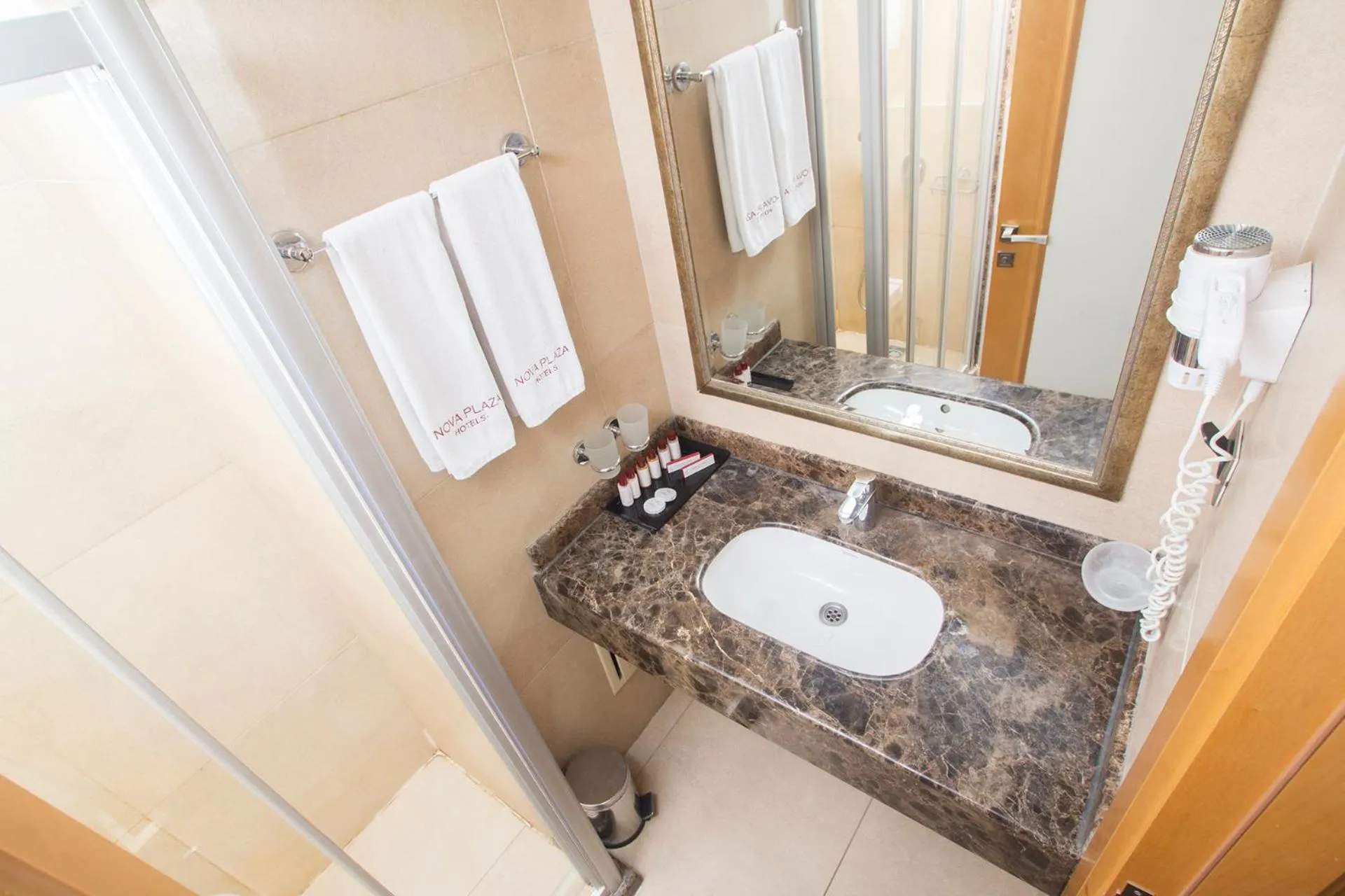 Shower in Nova Plaza Taksim Square