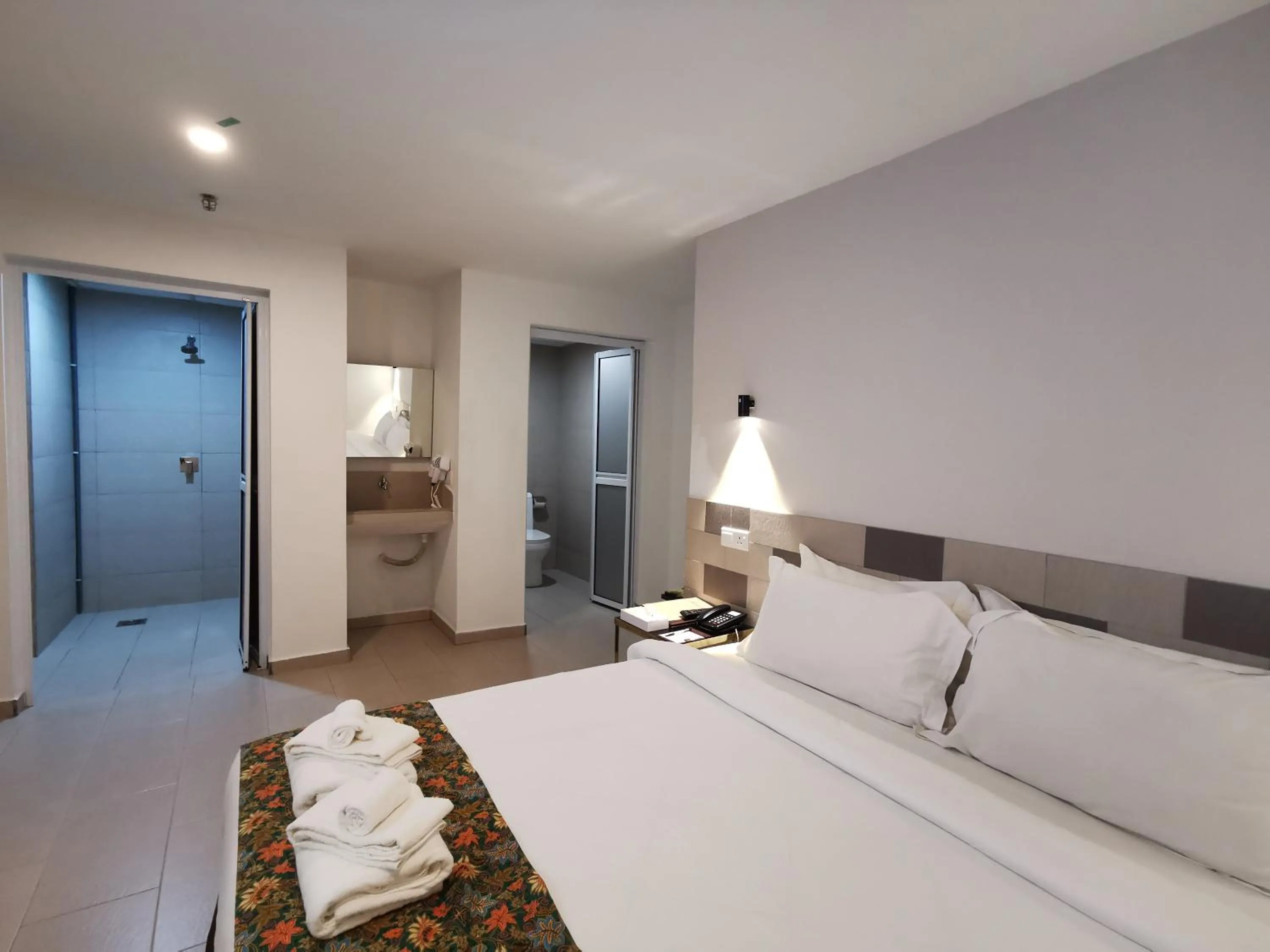 Photo of the whole room, Bed in Leo Palace Hotel New Wing, WTC Kuala Lumpur