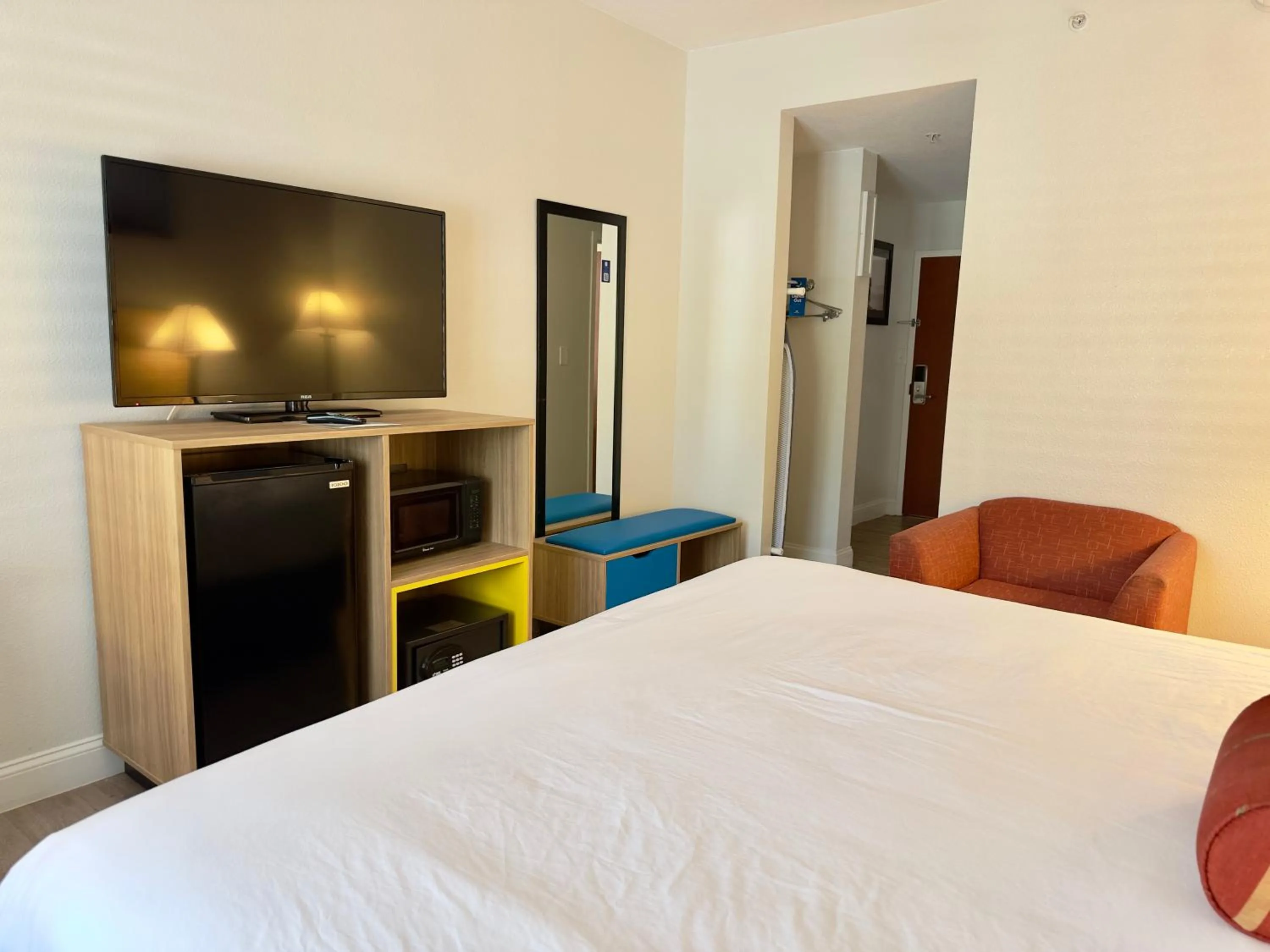 Bedroom, Bed in Days Inn & Suites by Wyndham Lakeland