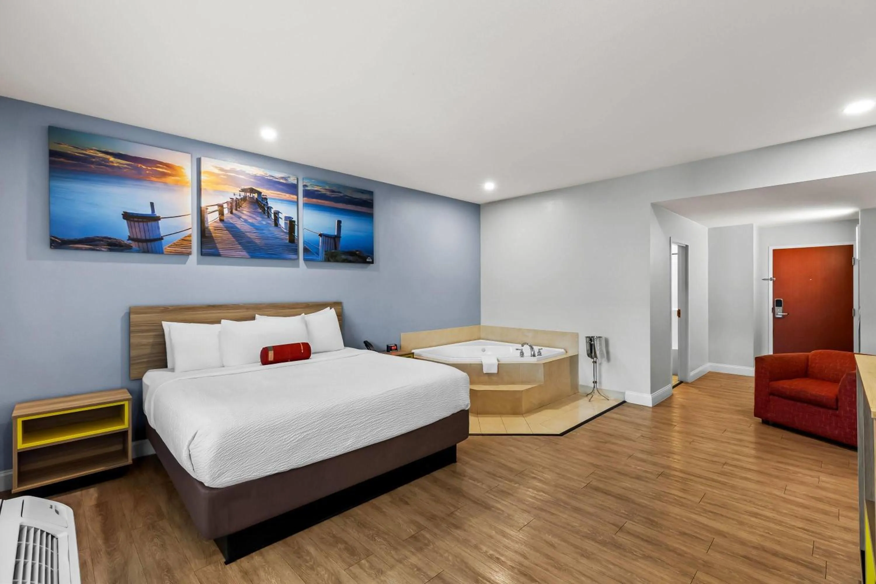 Bath, Bed in Days Inn & Suites by Wyndham Lakeland