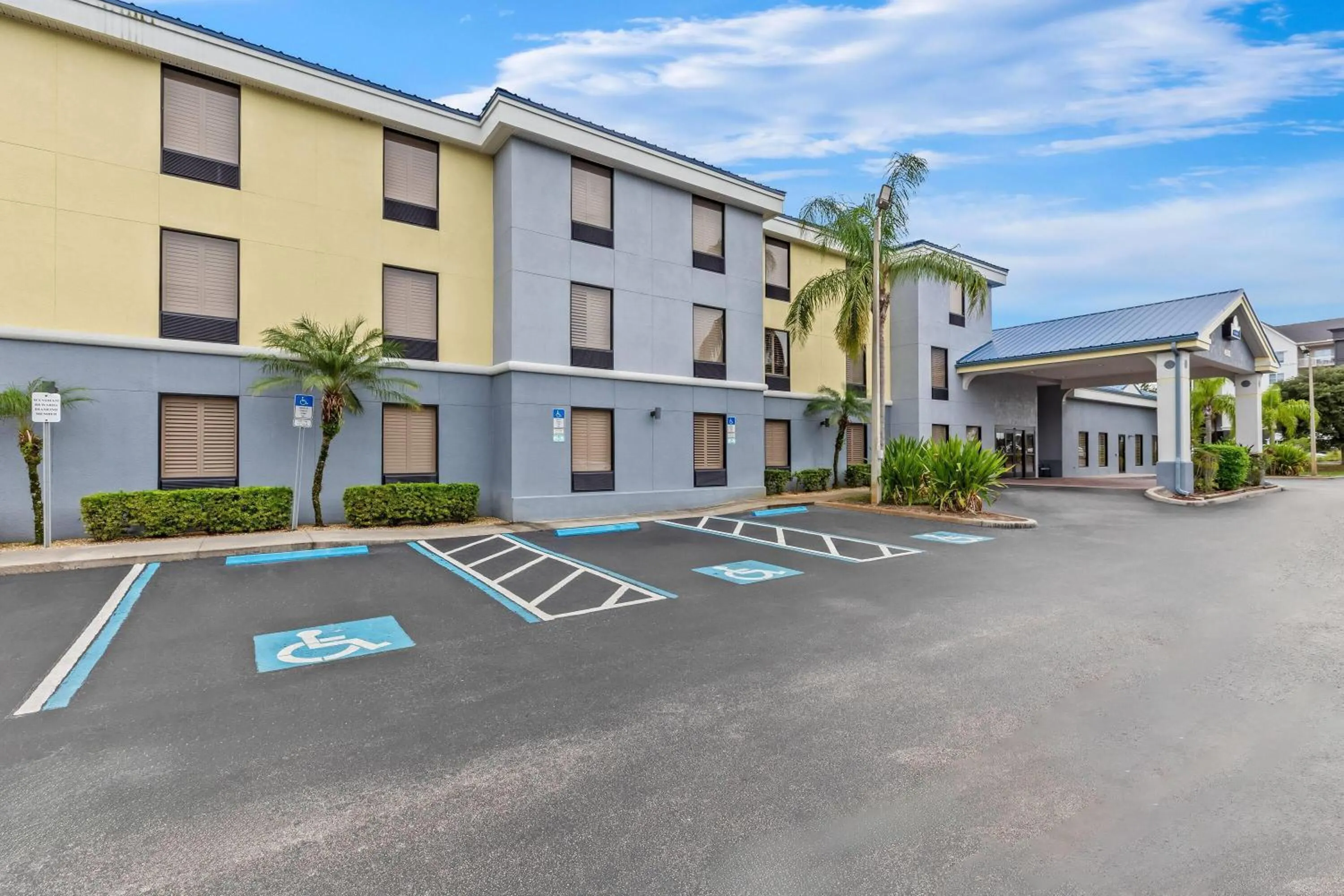Property building in Days Inn & Suites by Wyndham Lakeland