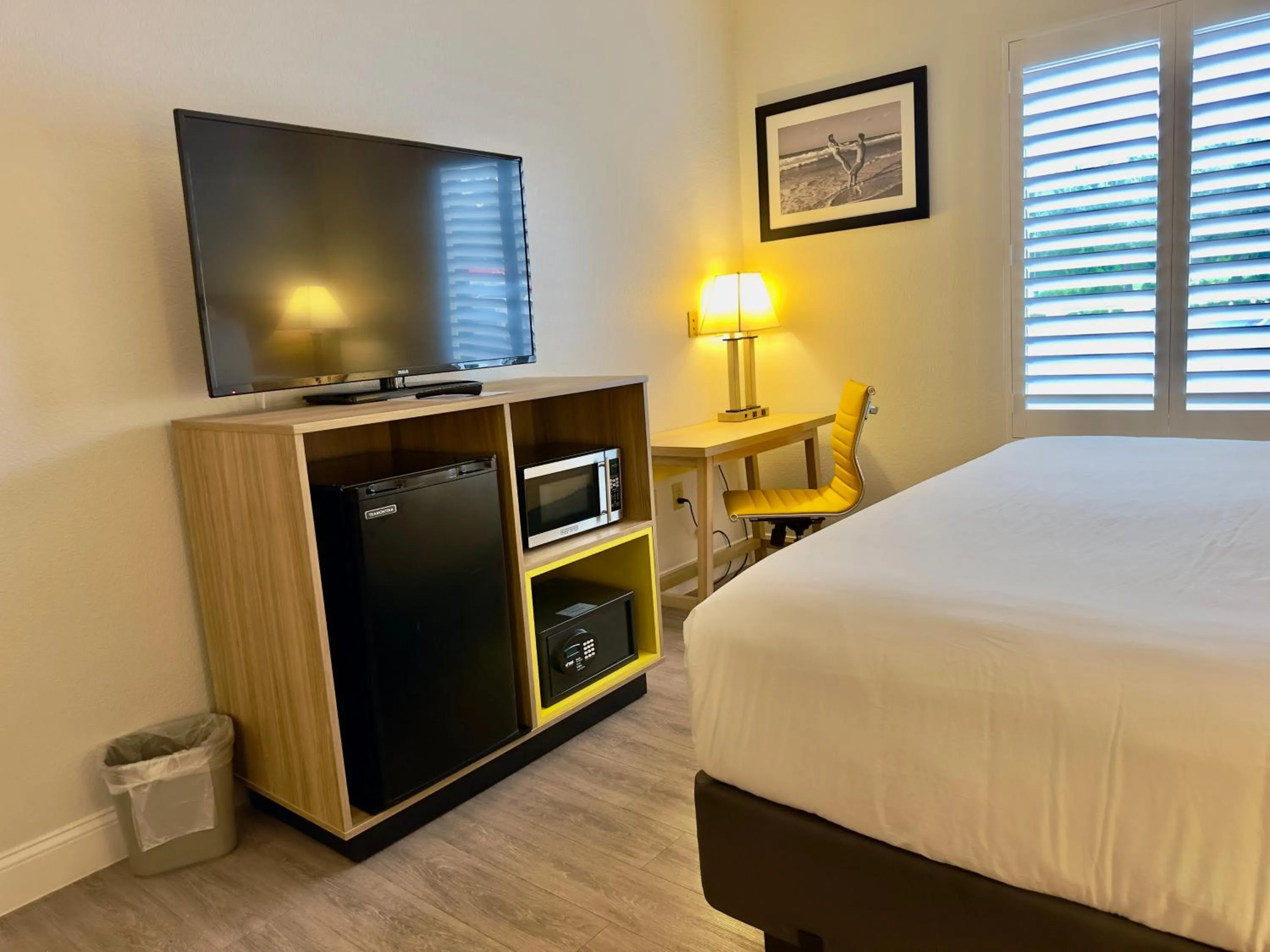 Bed in Days Inn & Suites by Wyndham Lakeland