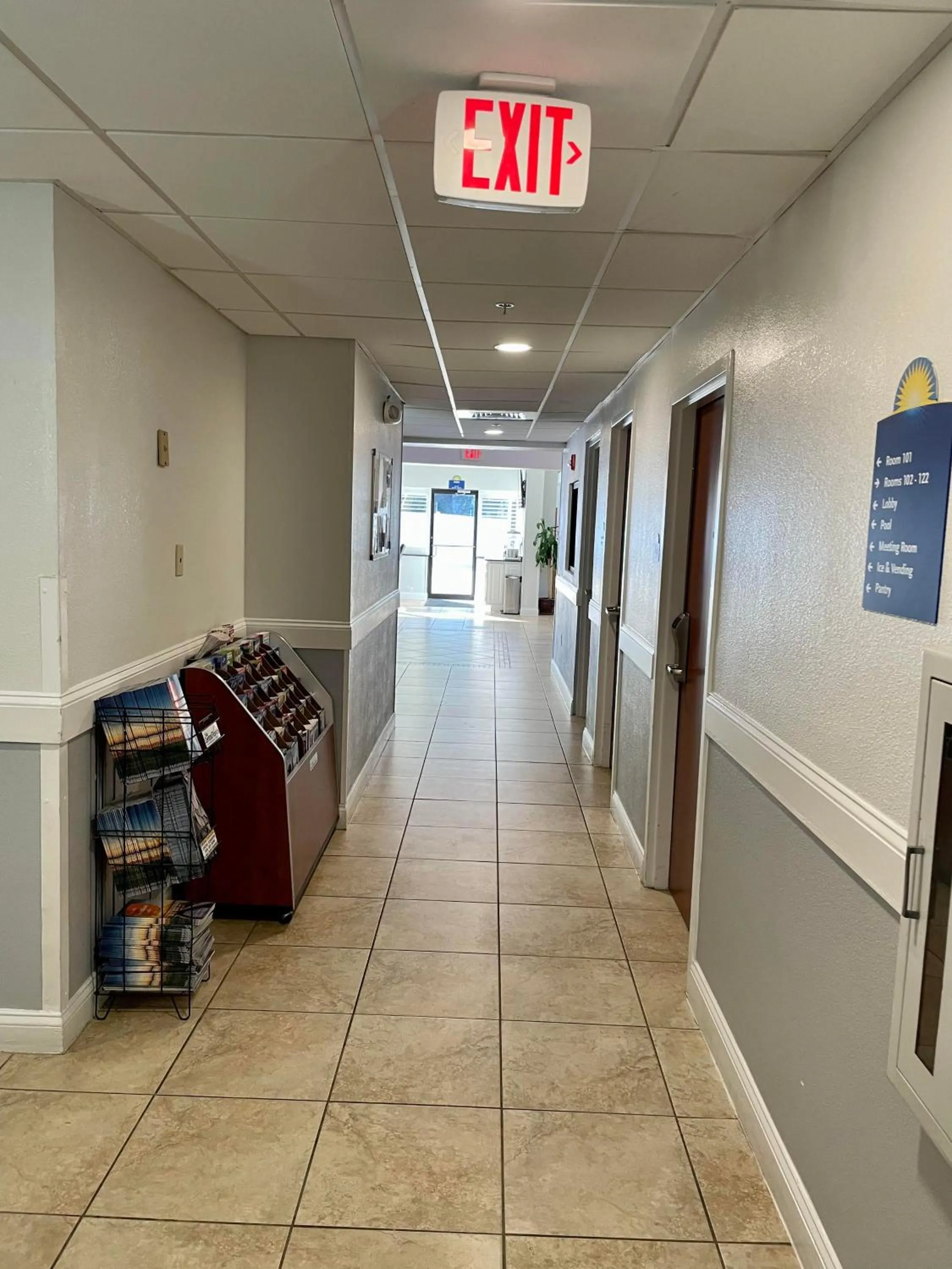 Property building in Days Inn & Suites by Wyndham Lakeland