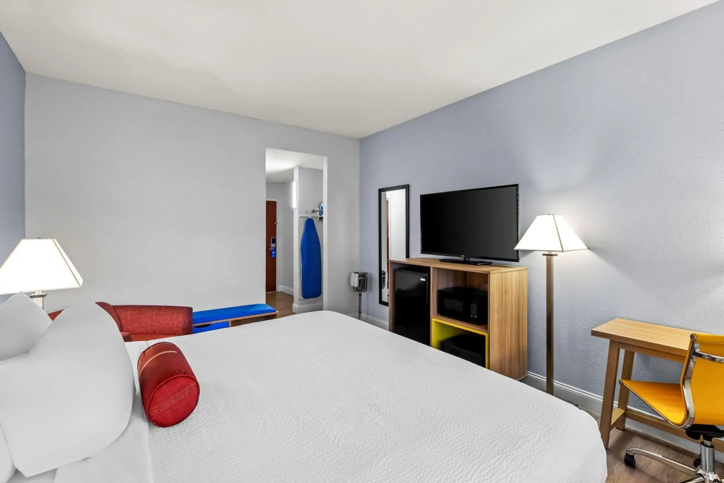 King Room with Roll-In Shower - Mobility/Hearing Accessible - Non-Smoking in Days Inn & Suites by Wyndham Lakeland King Room with Roll-In Shower - Mobility/Hearing Accessible - Non-Smoking in Days Inn & Suites by Wyndham Lakeland